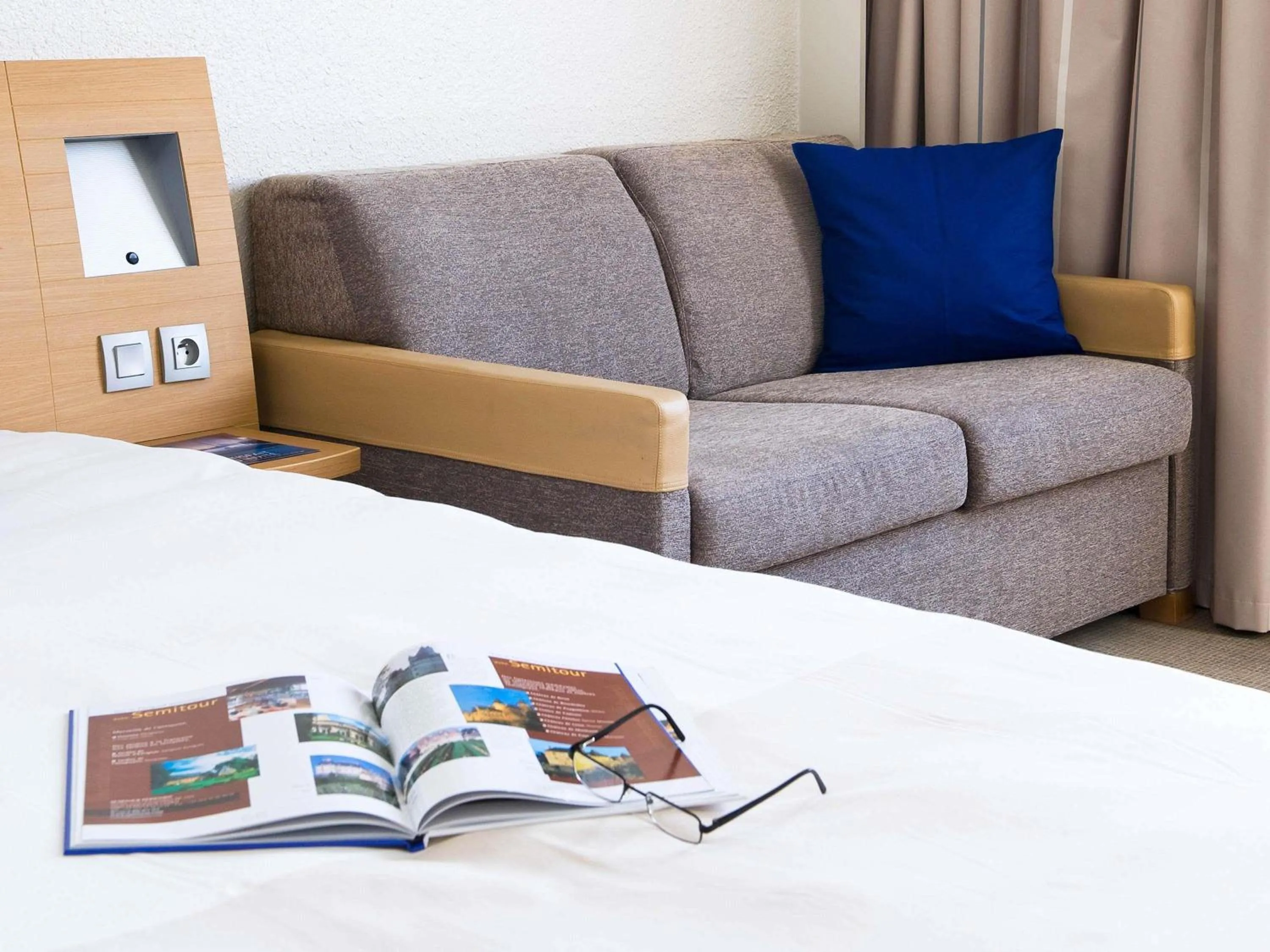 Bedroom in Novotel Paris Est