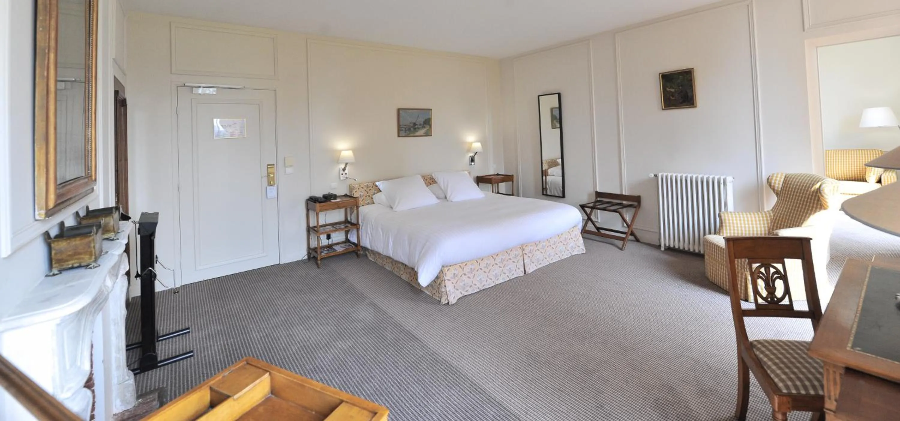 Bedroom, Bed in Hôtel Villa Navarre