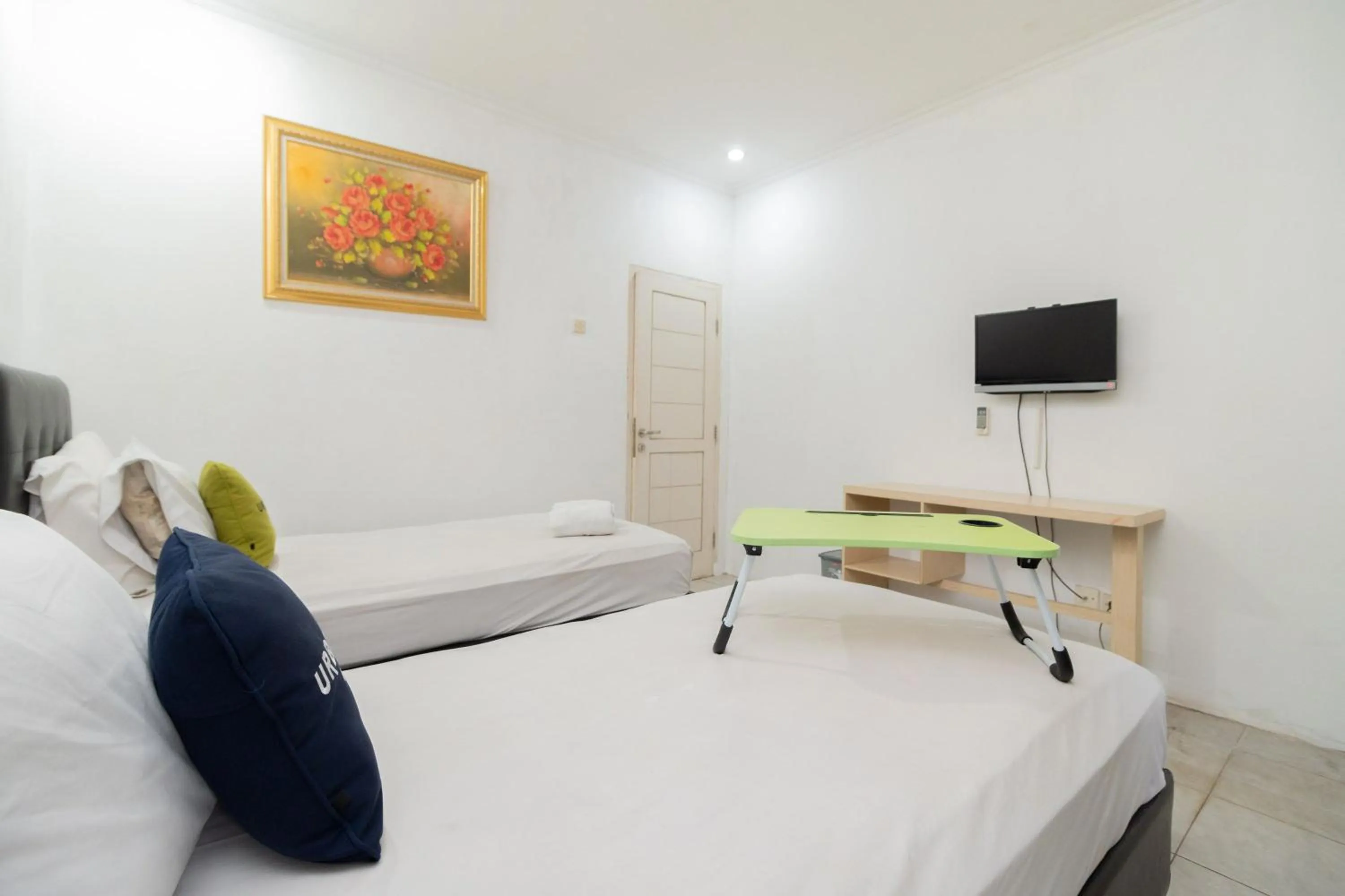 Bedroom, Bed in Urbanview Hotel Gunung Geulis Village by RedDoorz