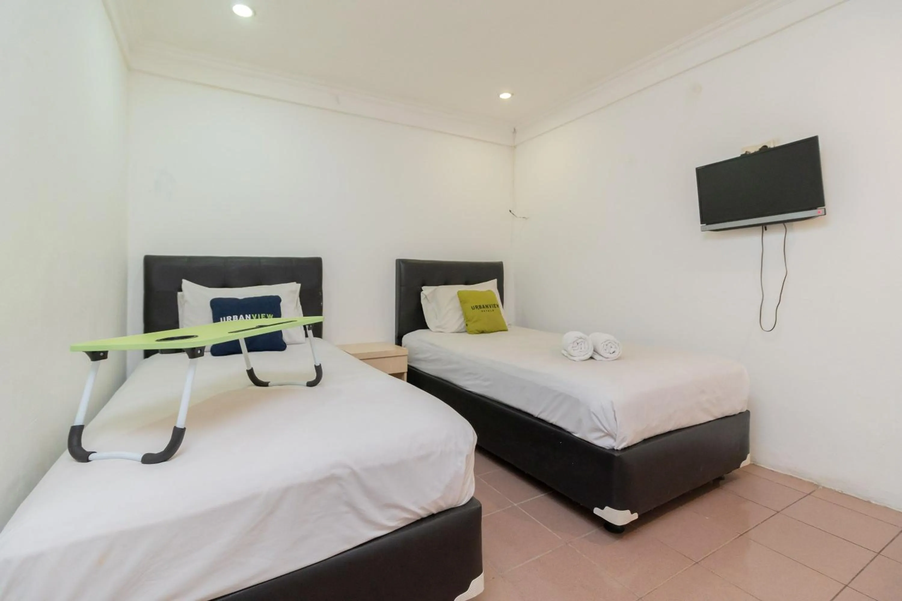 Bedroom, Bed in Urbanview Hotel Gunung Geulis Village by RedDoorz