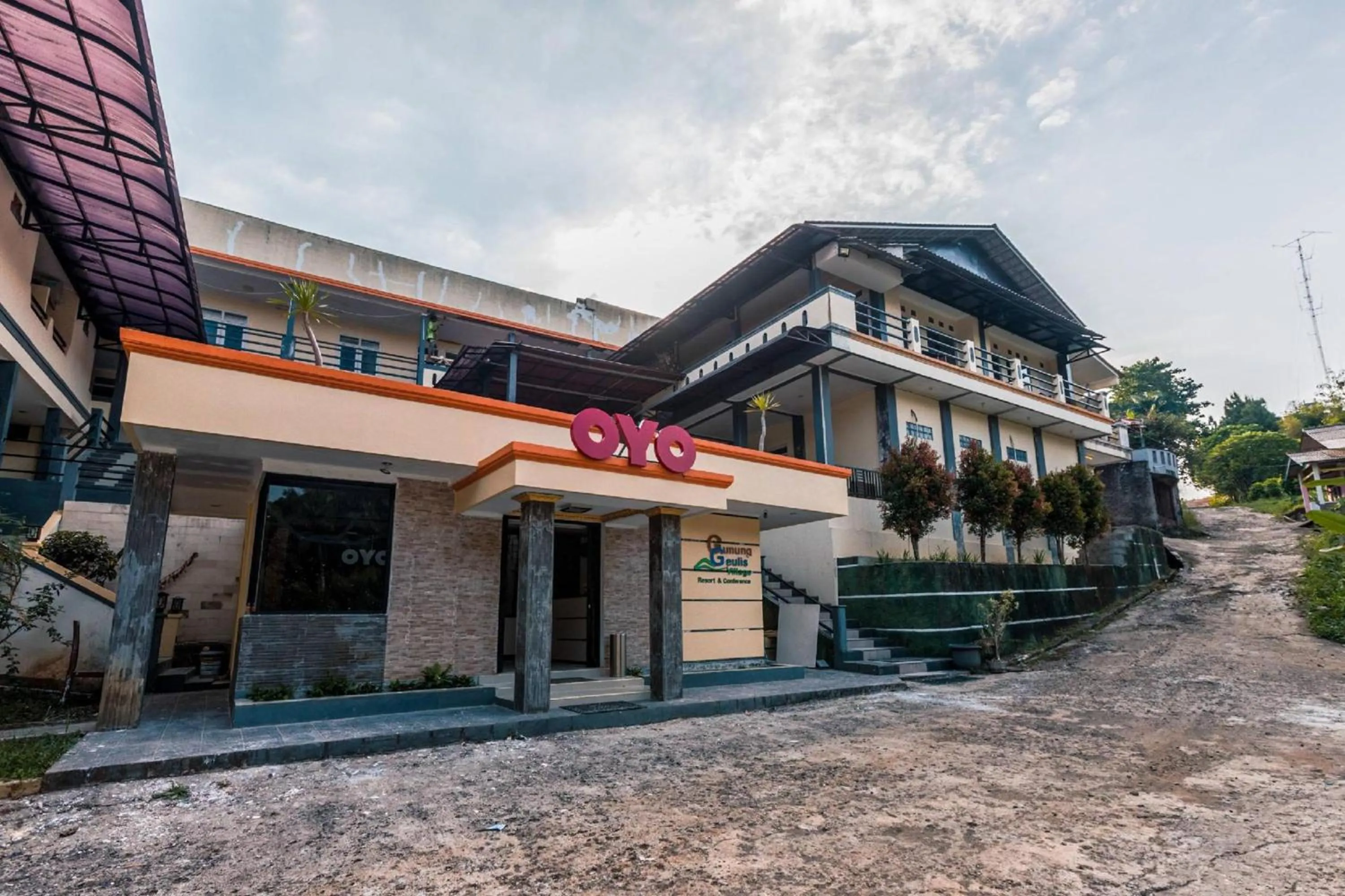 Property building in Hotel O Bogor Puncak Near Padang Golf Bukit Pelangi Formerly Gunung Geulis Village