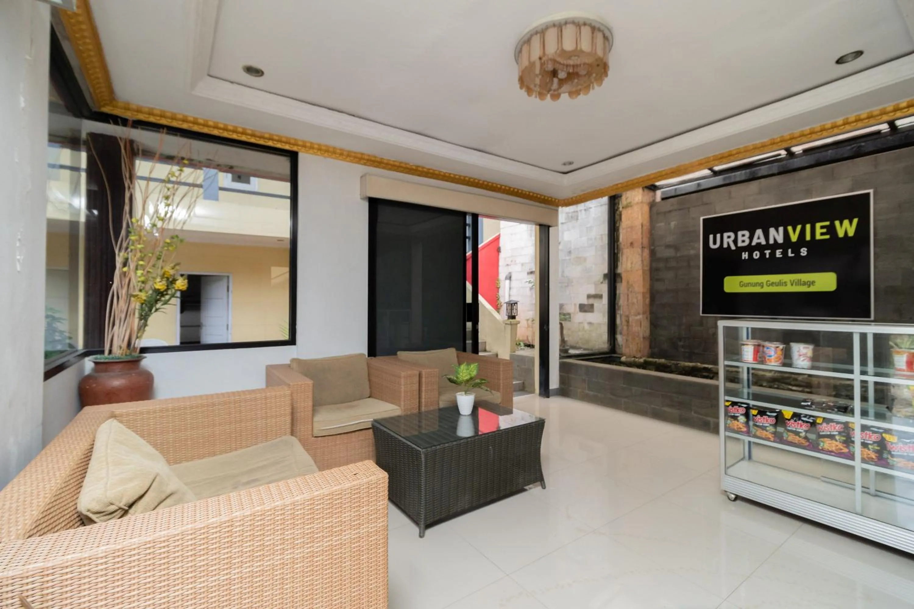 Living room in Urbanview Hotel Gunung Geulis Village by RedDoorz