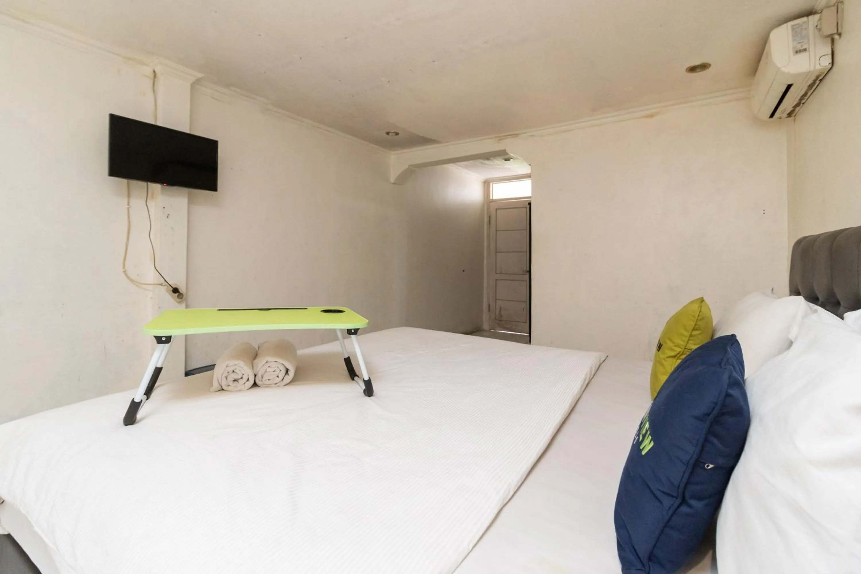 Bedroom, Bed in Urbanview Hotel Gunung Geulis Village by RedDoorz