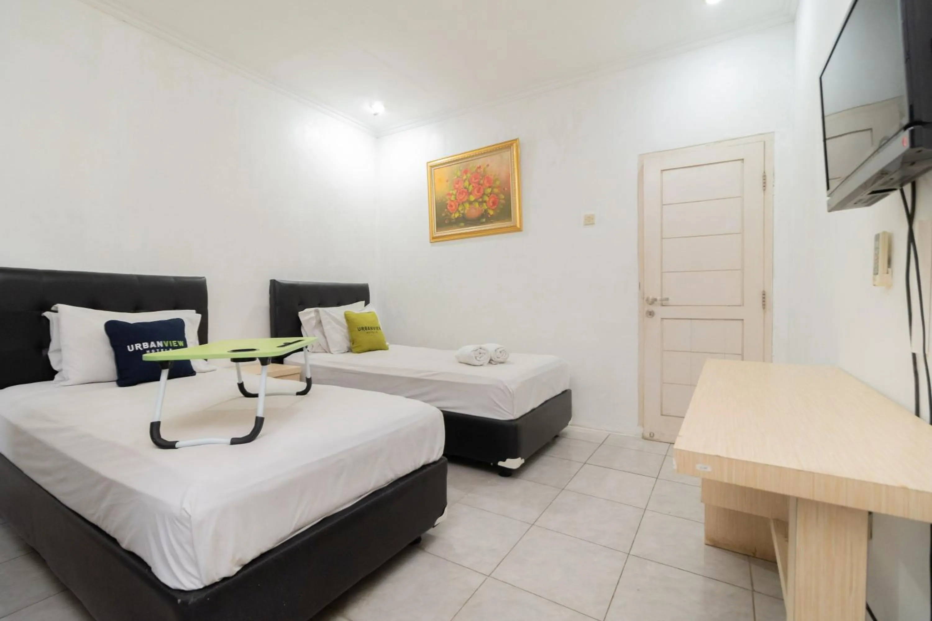 Bedroom, Bed in Urbanview Hotel Gunung Geulis Village by RedDoorz