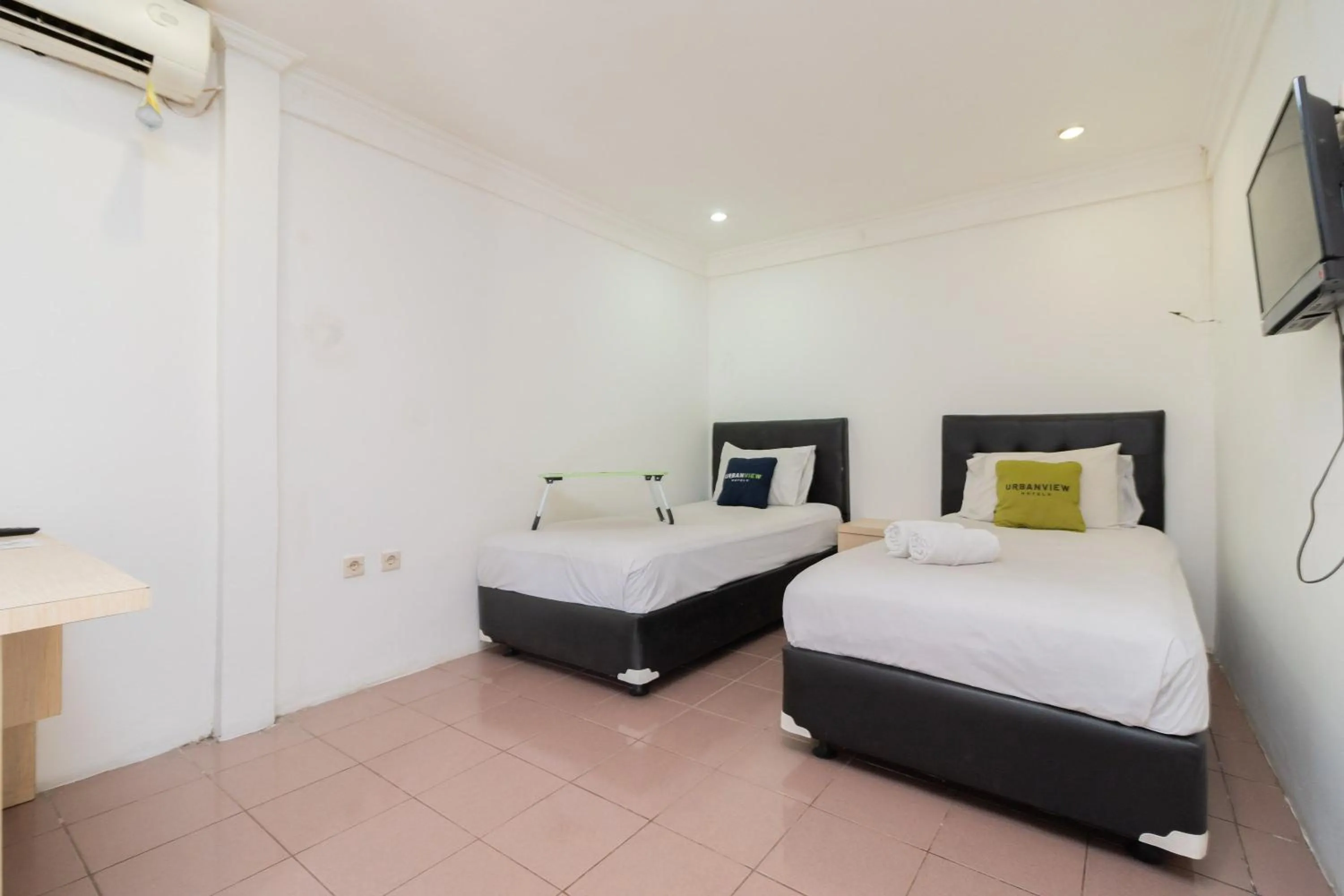 Bedroom, Bed in Urbanview Hotel Gunung Geulis Village by RedDoorz