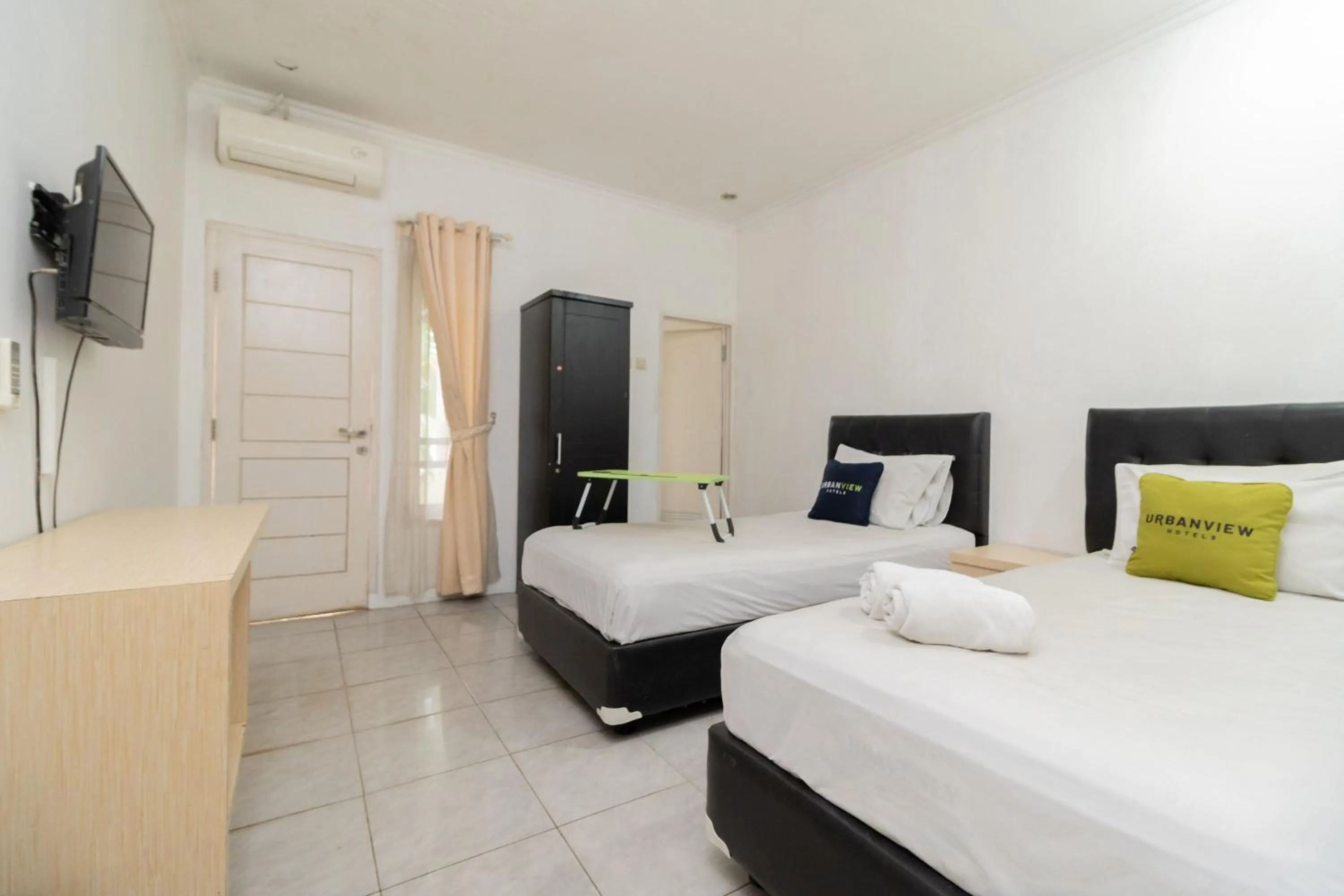 Bedroom, Bed in Urbanview Hotel Gunung Geulis Village by RedDoorz