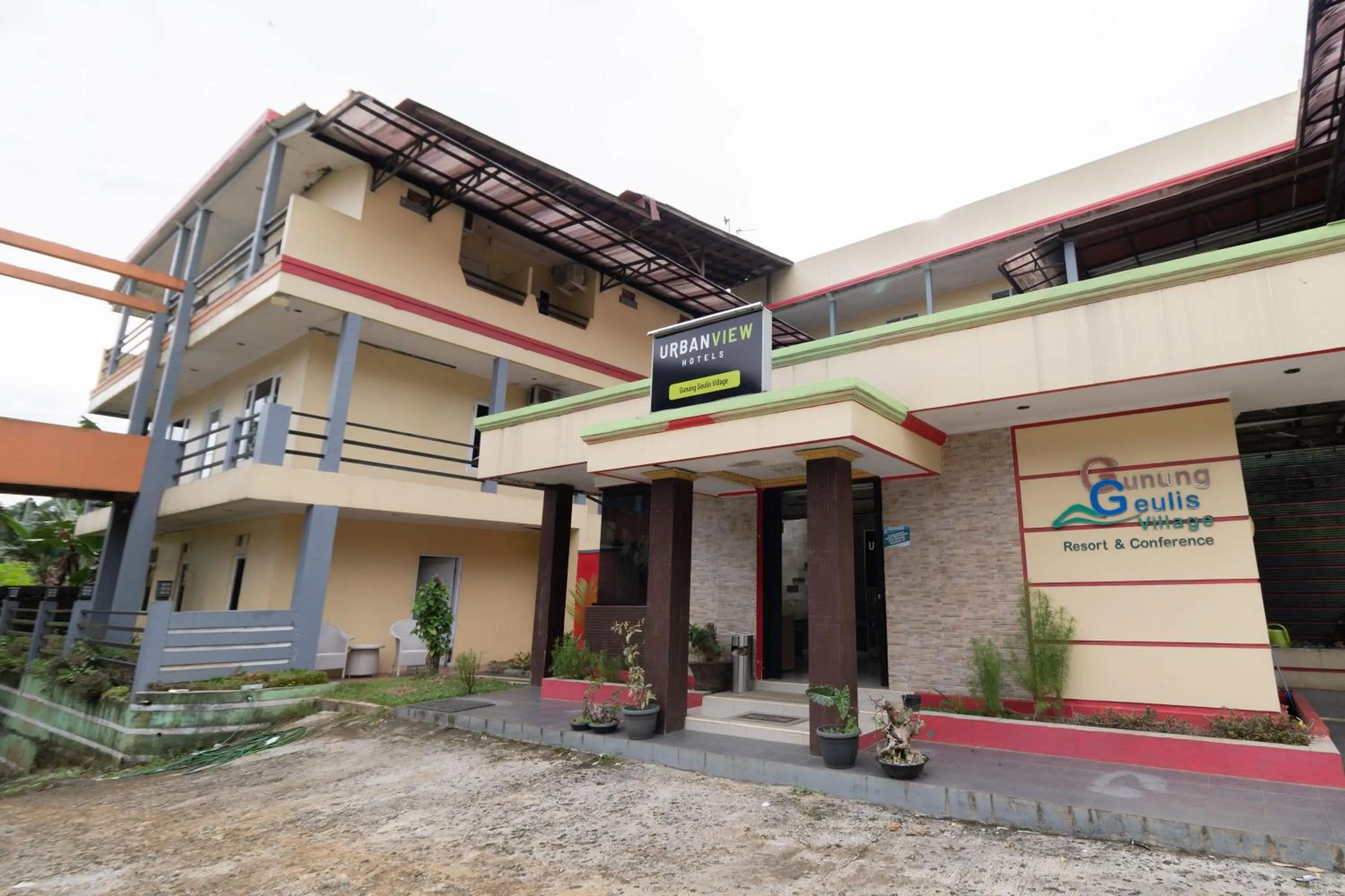 Property building in Urbanview Hotel Gunung Geulis Village by RedDoorz