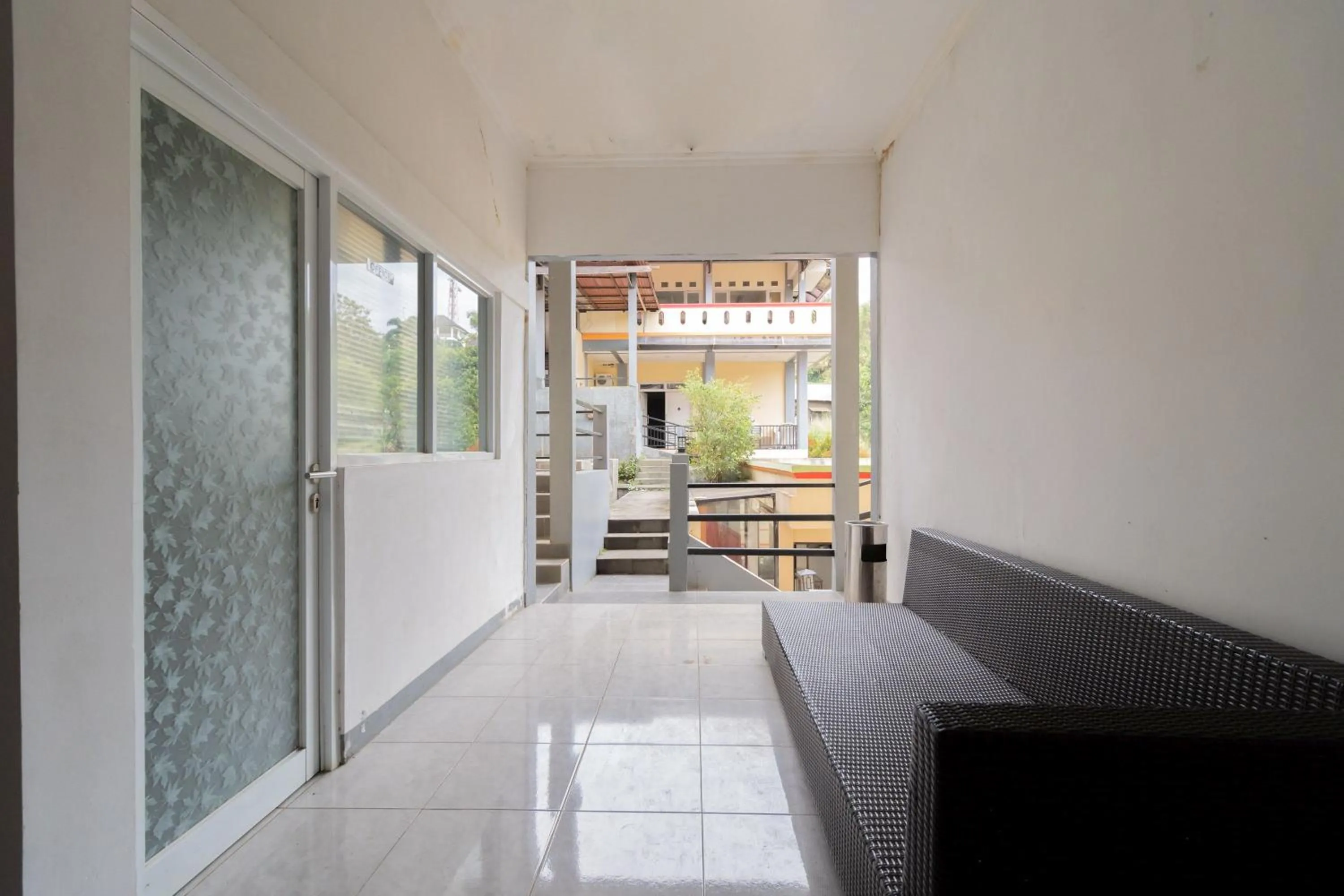 Seating area in Urbanview Hotel Gunung Geulis Village by RedDoorz