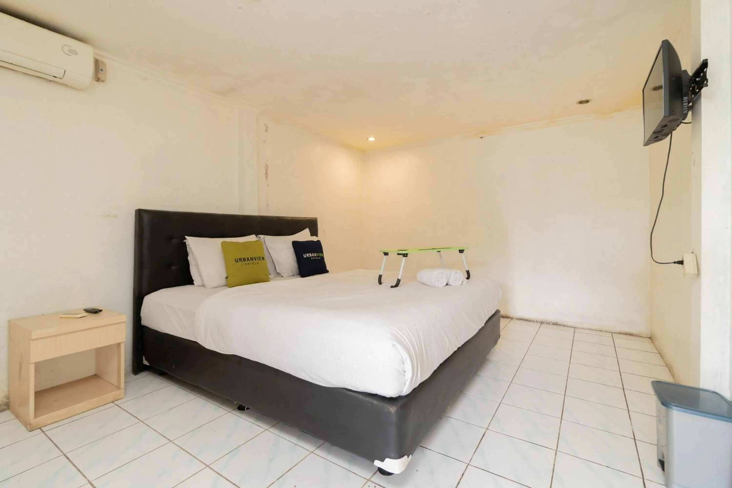 Bedroom, Bed in Urbanview Hotel Gunung Geulis Village by RedDoorz