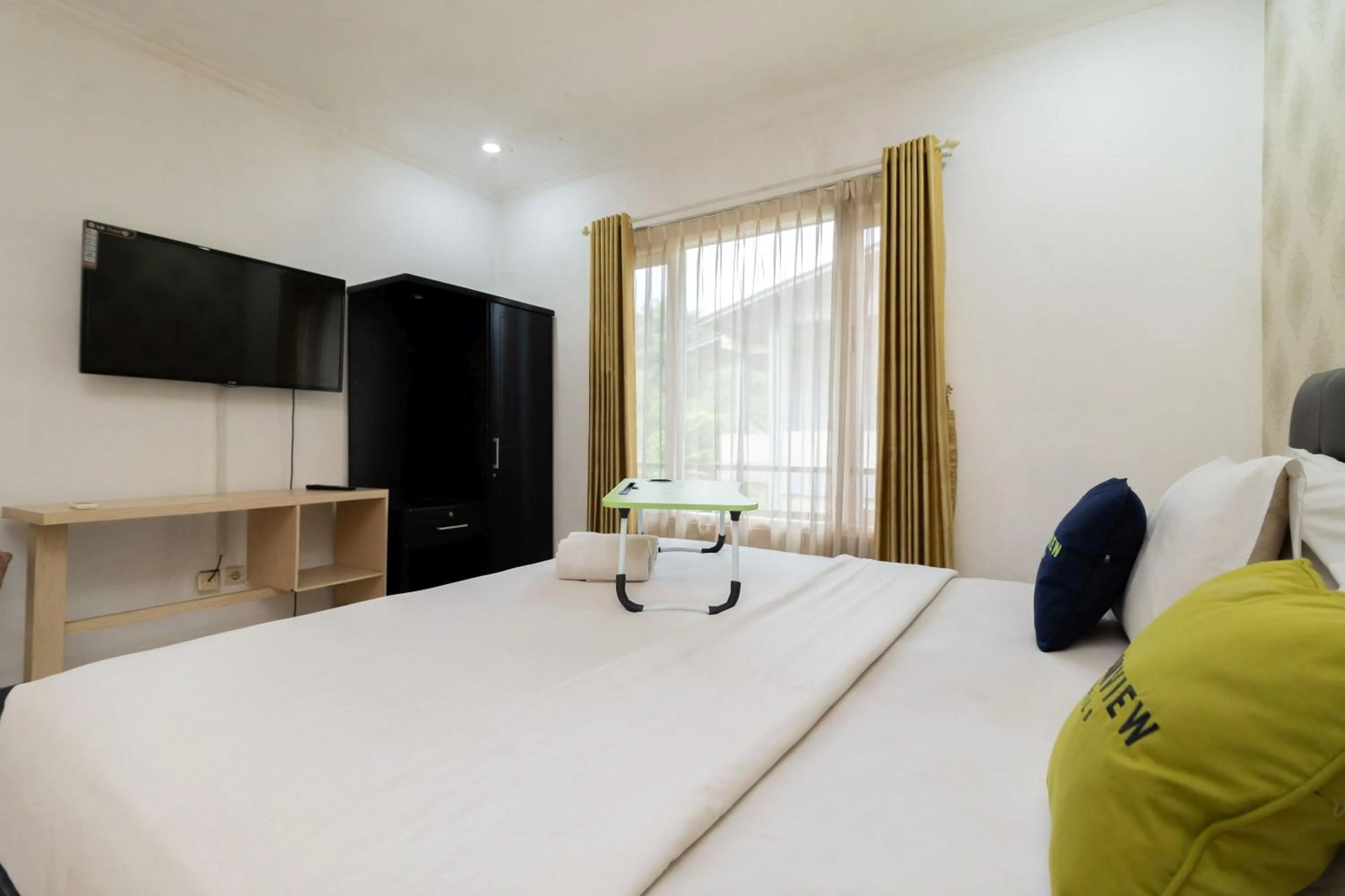 Bedroom, Bed in Urbanview Hotel Gunung Geulis Village by RedDoorz