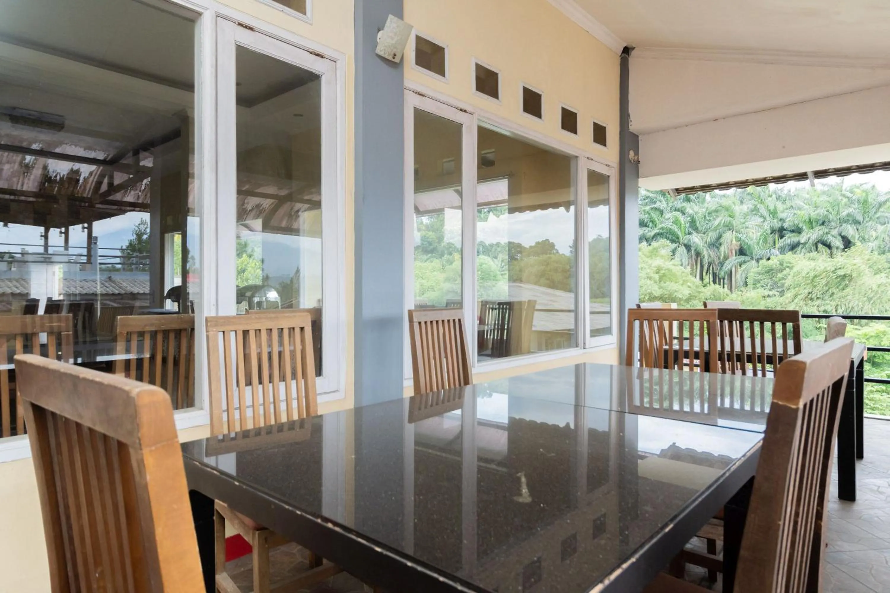 Dining area in Urbanview Hotel Gunung Geulis Village by RedDoorz