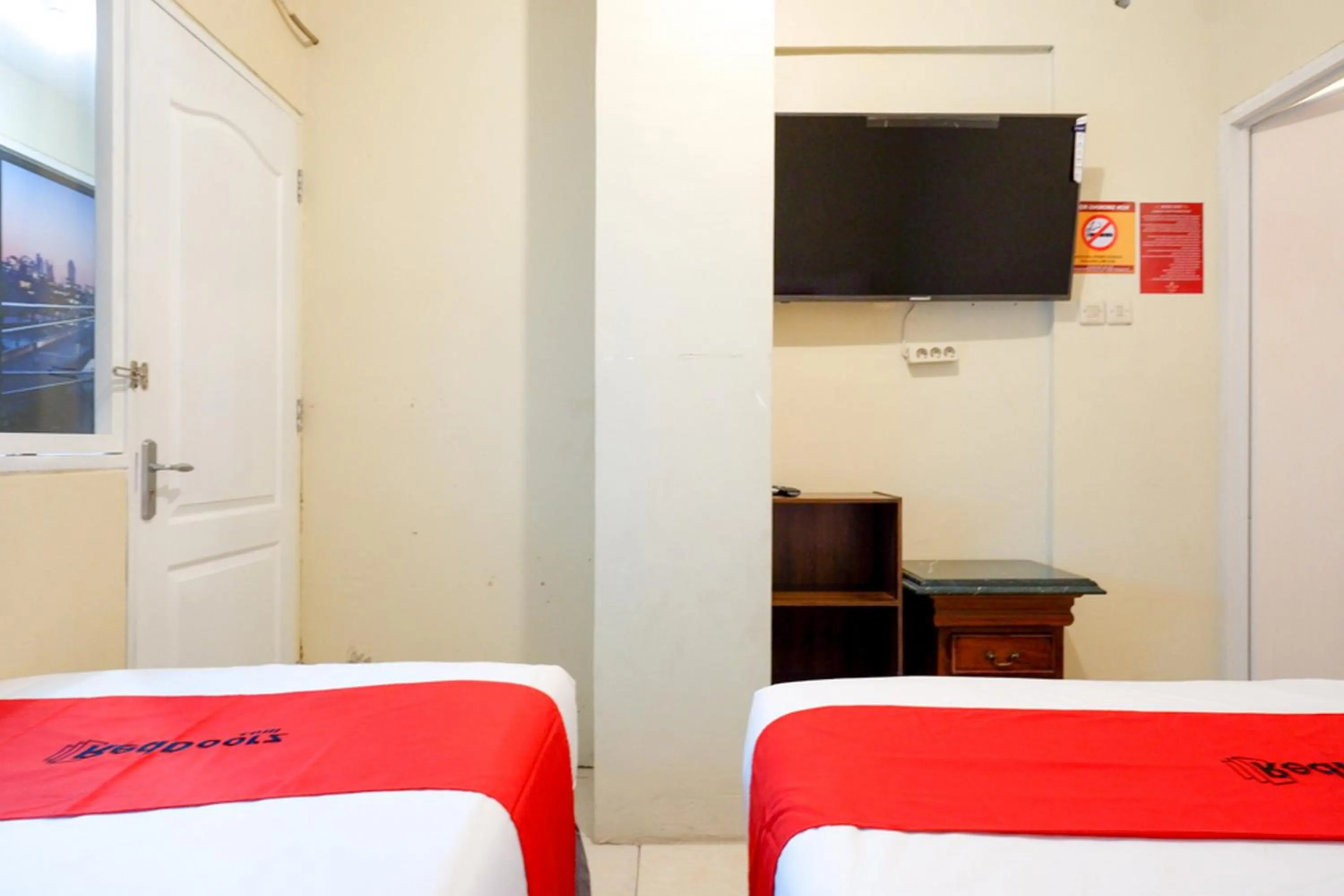 Bed in RedDoorz near Universitas Diponegoro Semarang 2