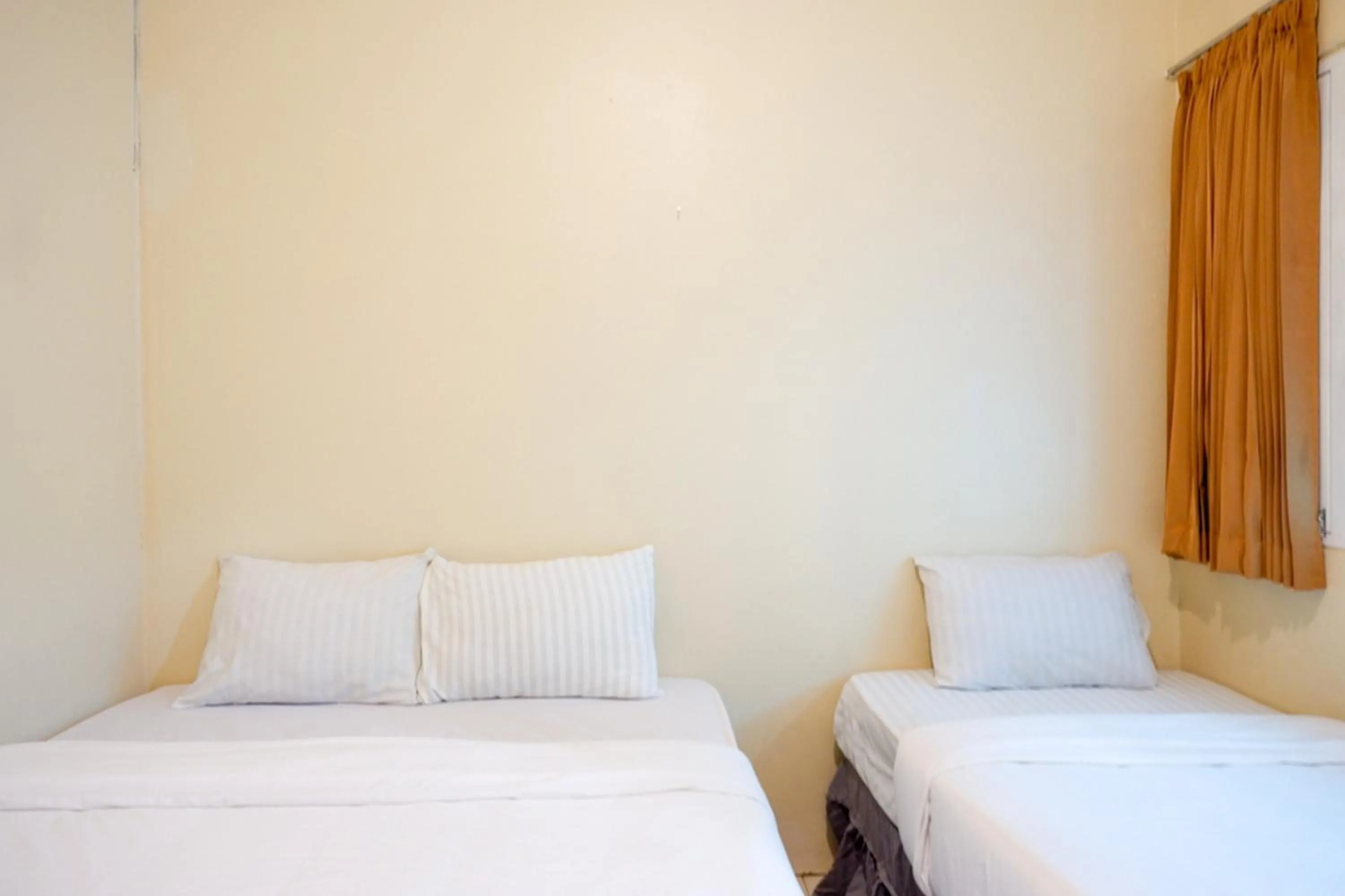 Bed in RedDoorz near Universitas Diponegoro Semarang 2