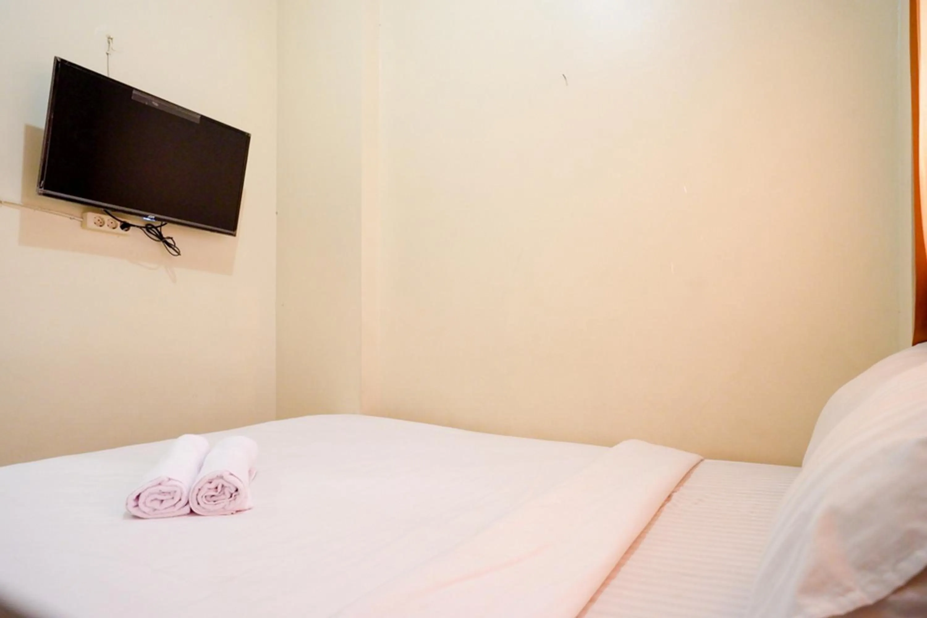 Bed in RedDoorz near Universitas Diponegoro Semarang 2