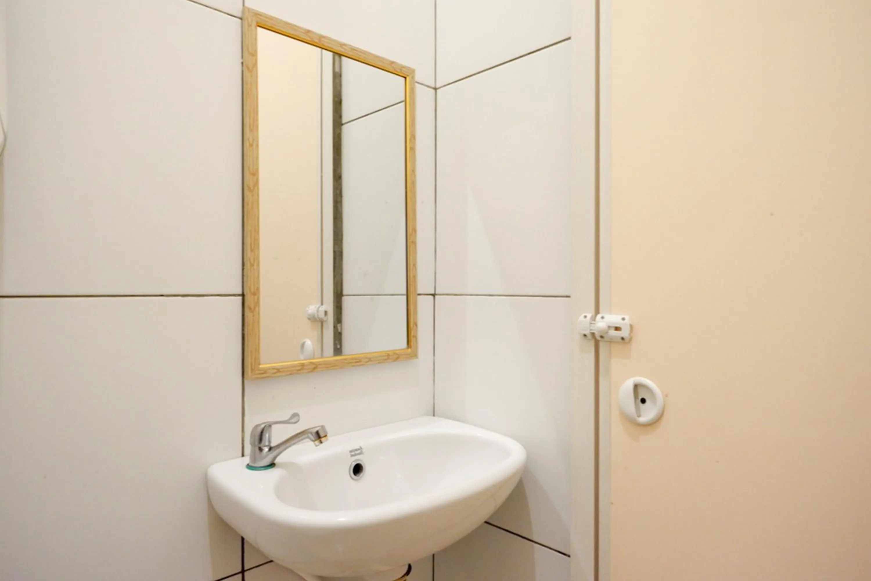 RedDoorz near Universitas Diponegoro Semarang 2