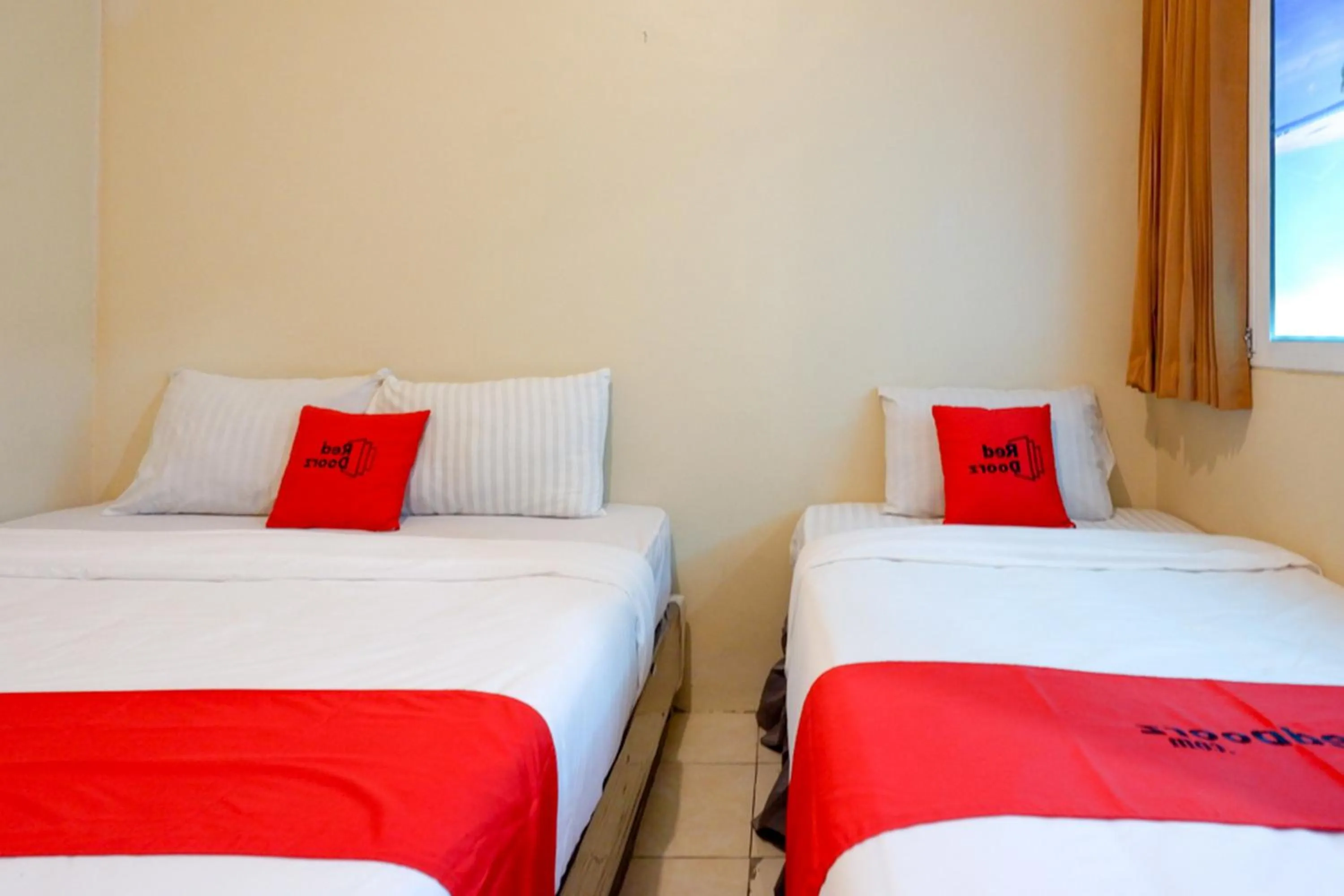 Bed in RedDoorz near Universitas Diponegoro Semarang 2