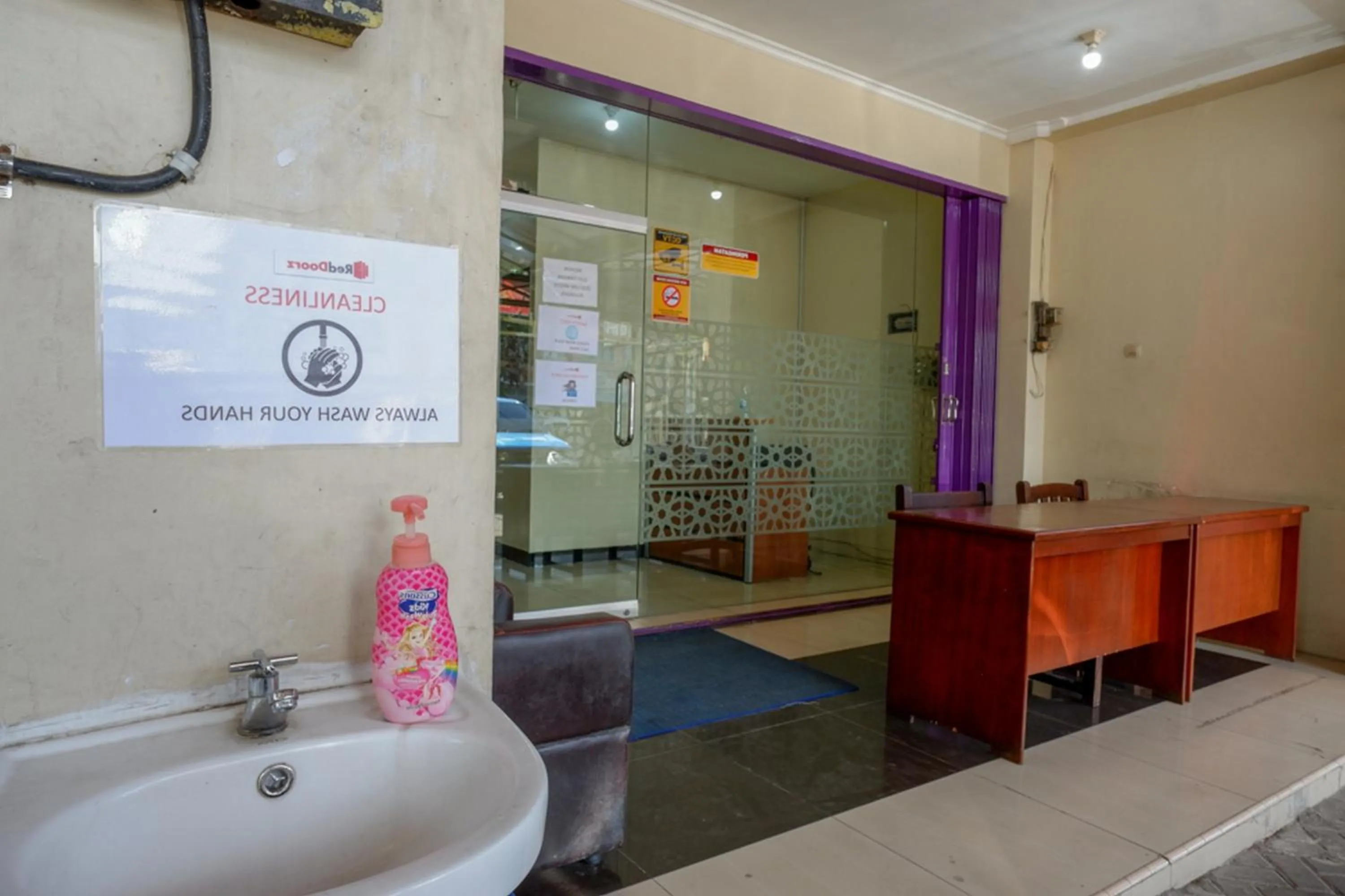 Facade/entrance in RedDoorz near Universitas Diponegoro Semarang 2