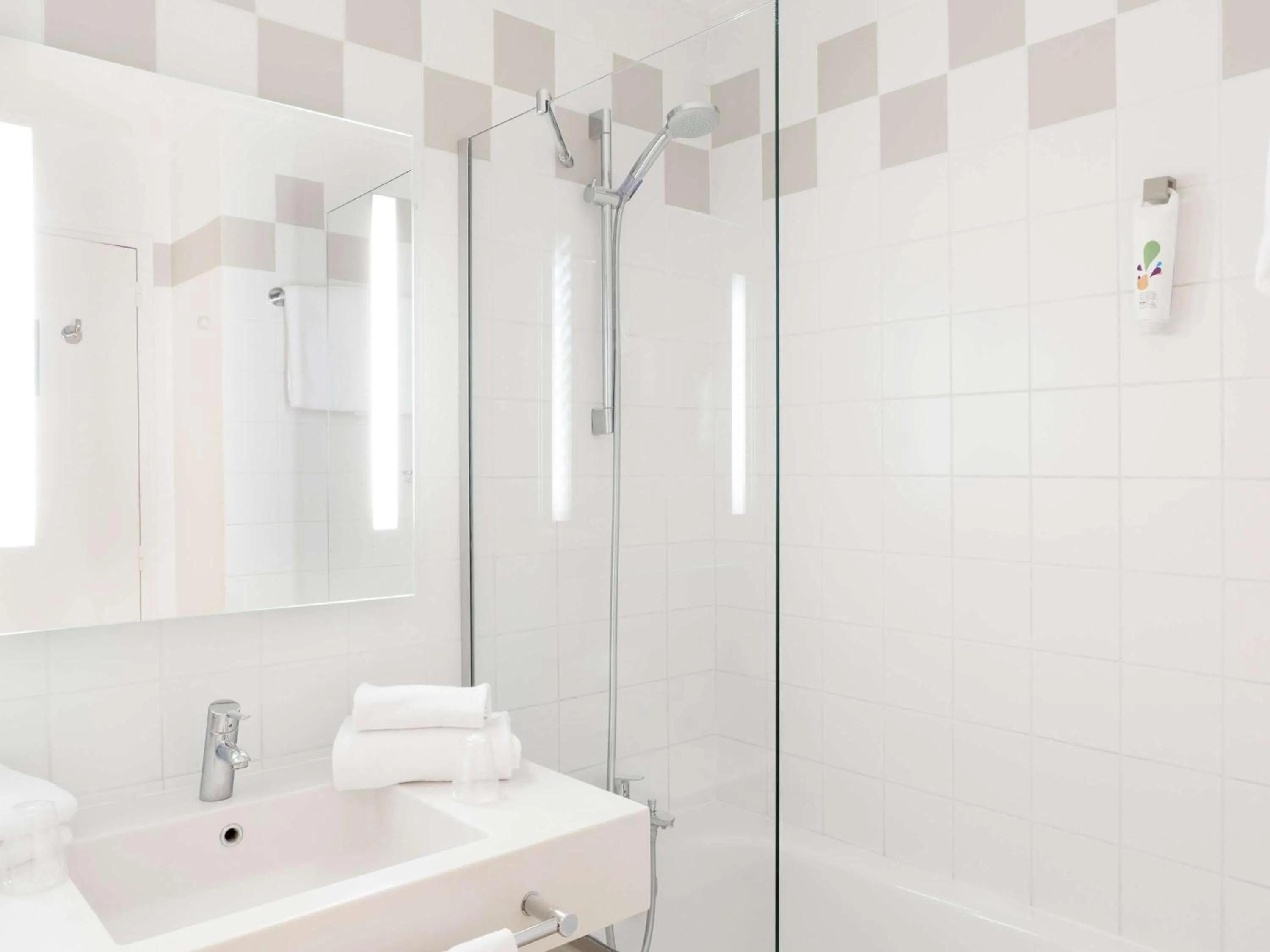 Photo of the whole room in ibis Styles Paris Gare de l'Est Château Landon