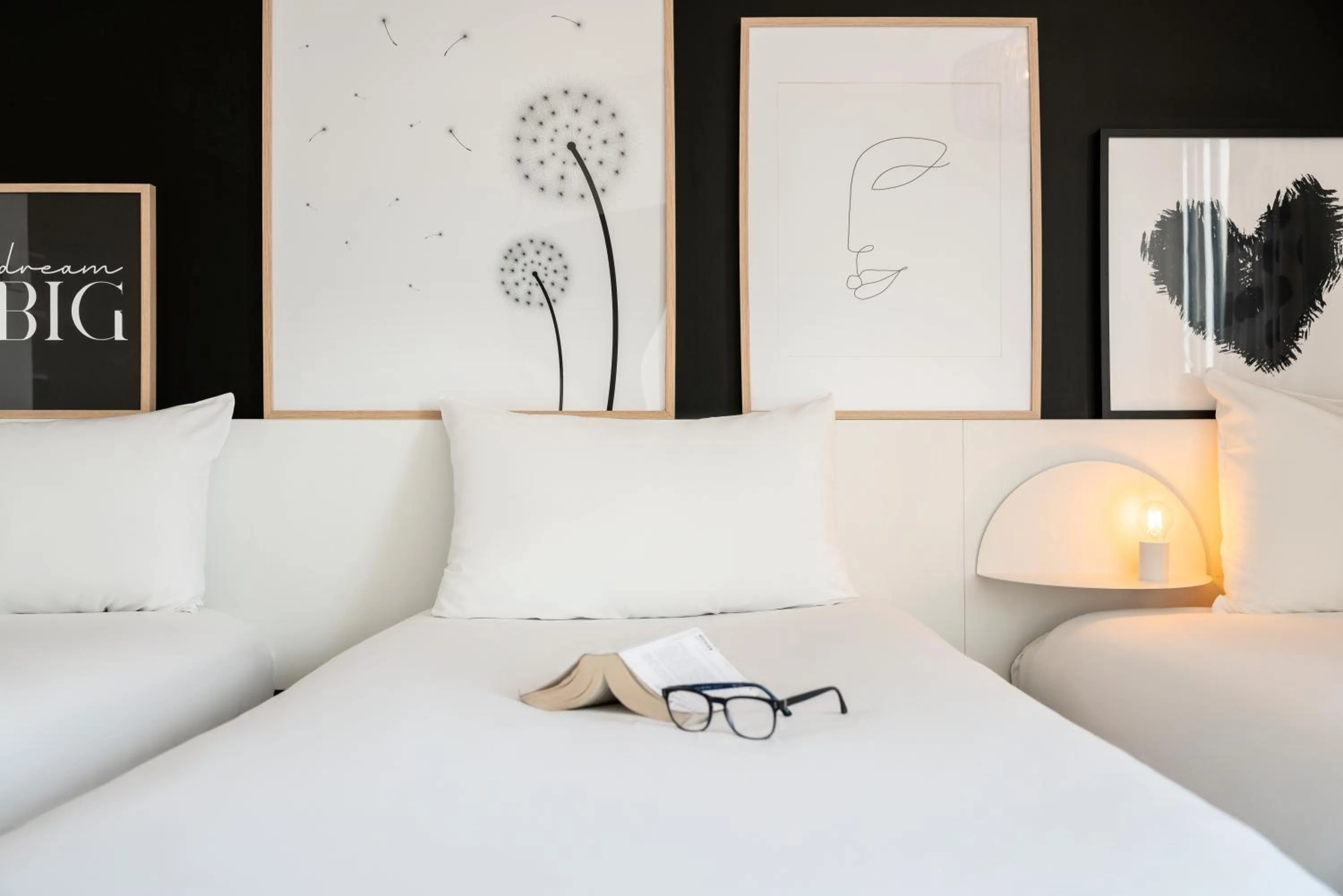 View (from property/room), Bed in ibis Styles Paris Gare de l'Est Château Landon