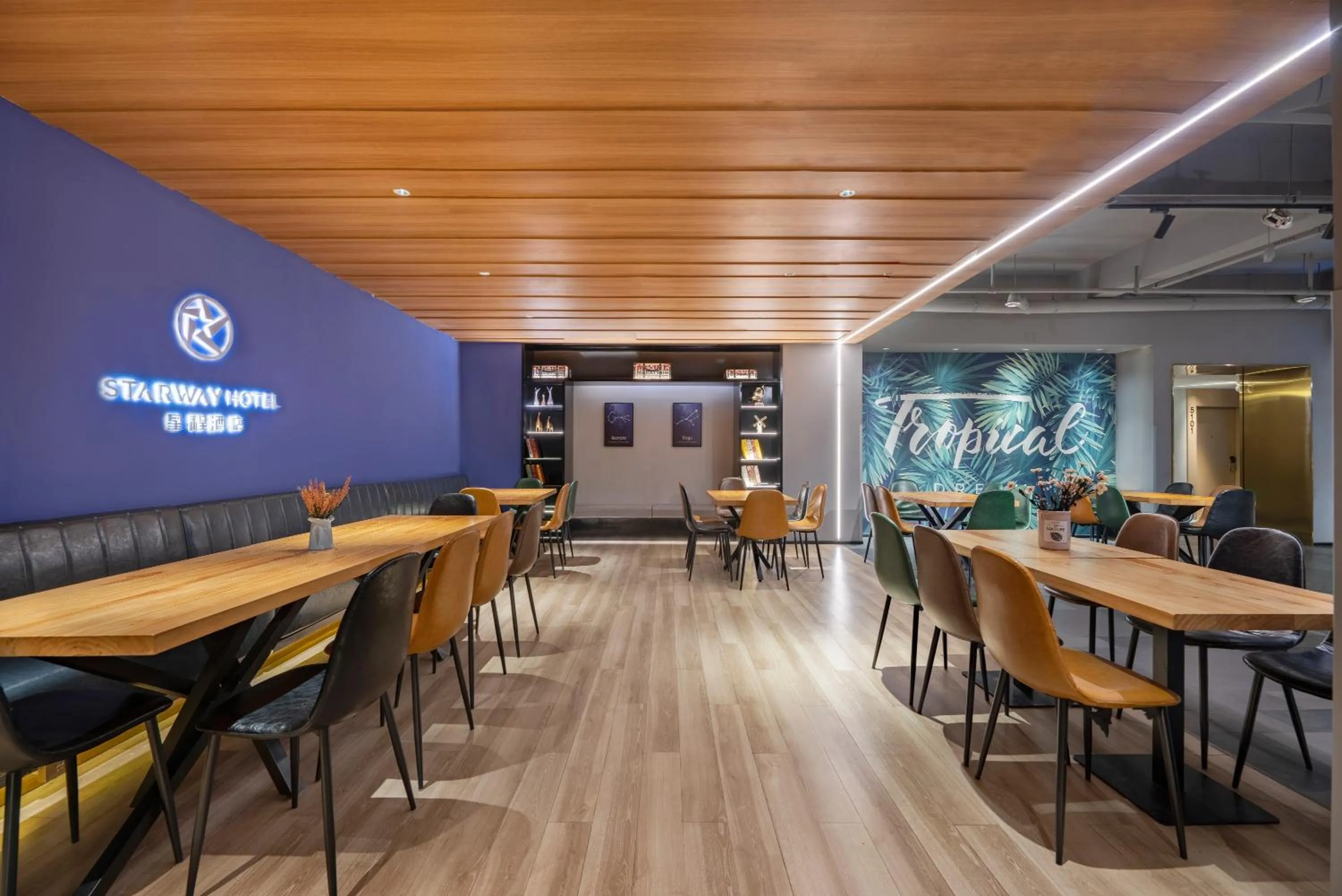 Restaurant/places to eat in StarWay Hotel - Xi'an Bell Tower Muslim Street