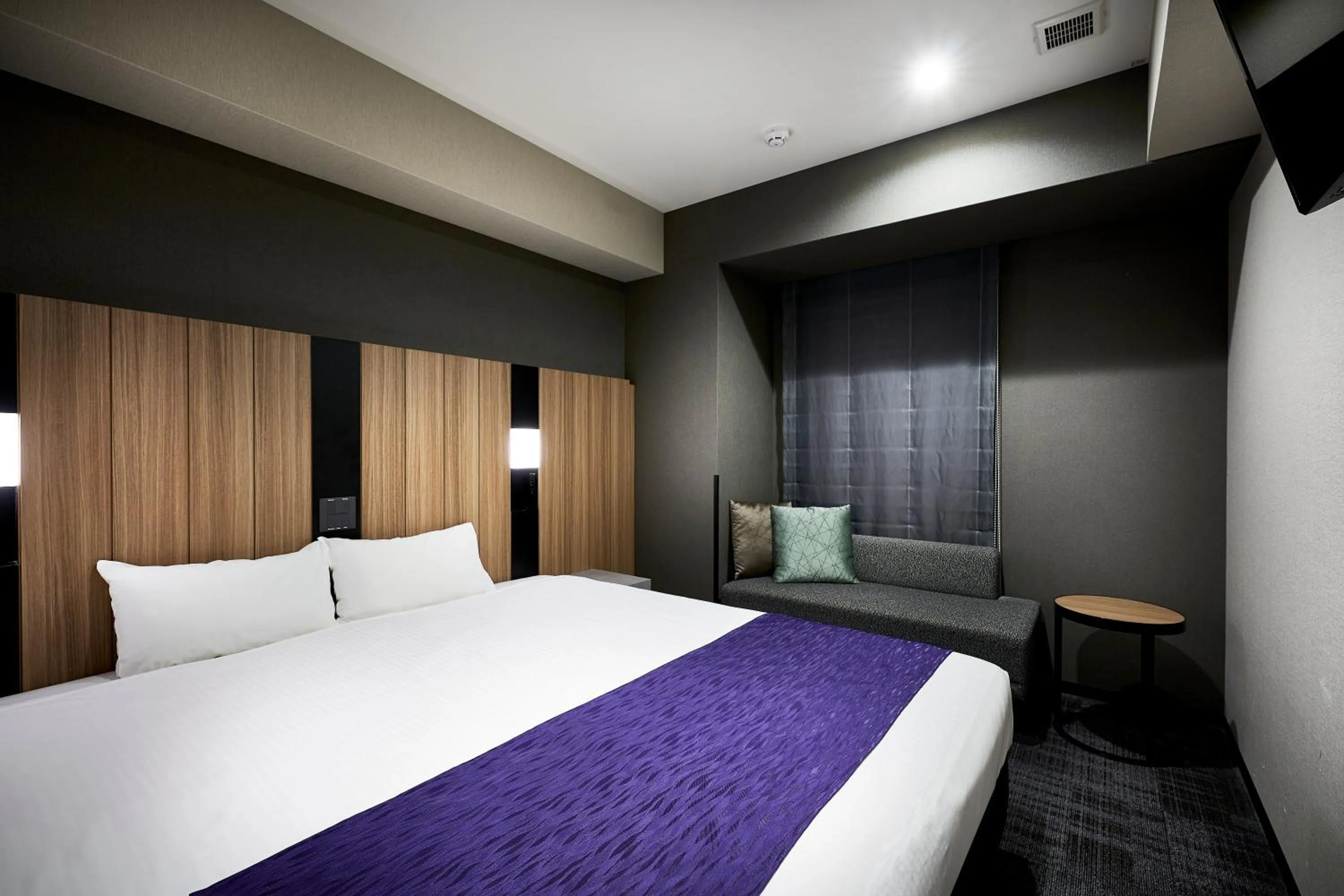 Bed in hotel MONday Kyoto Karasuma Nijo