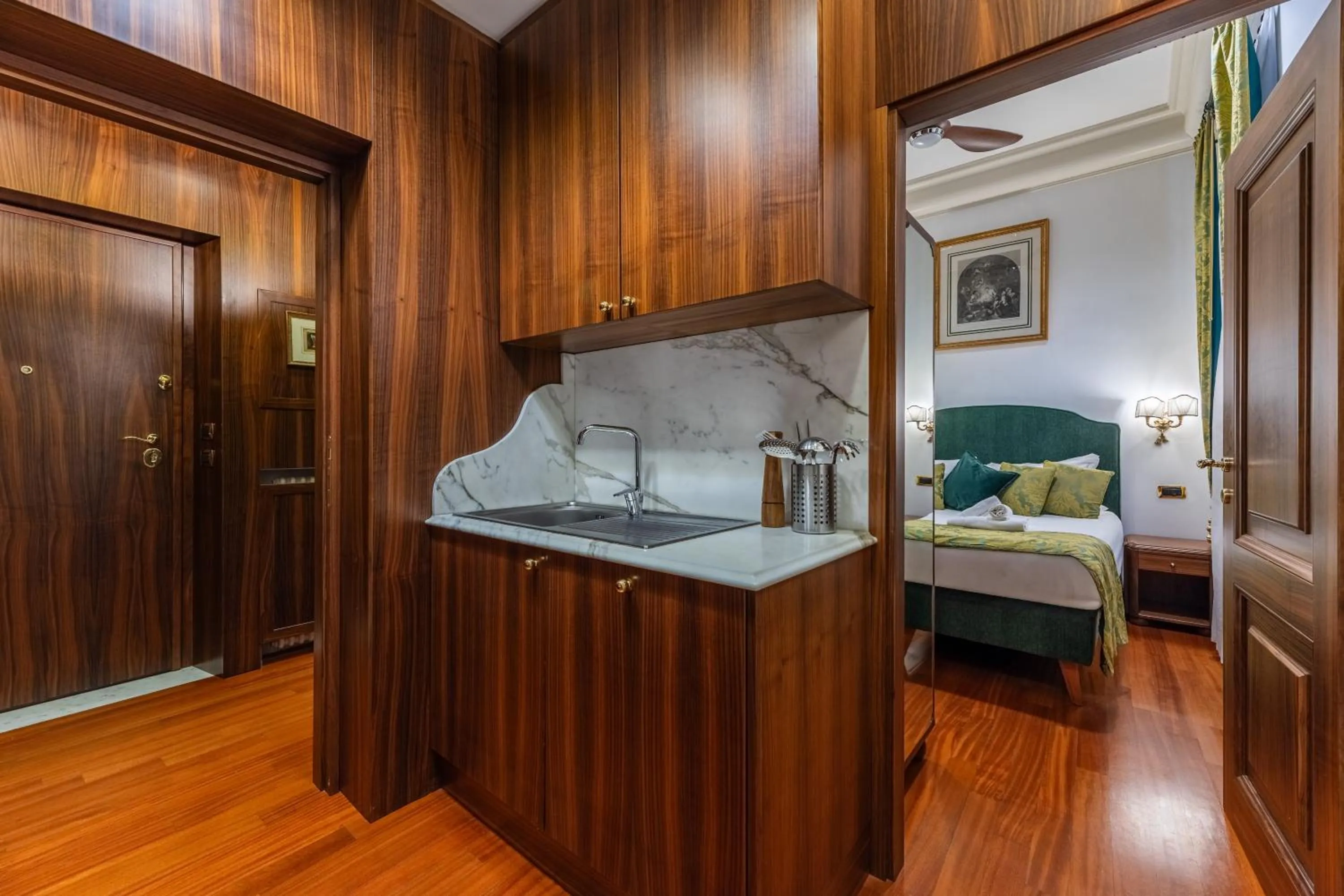 Kitchen or kitchenette, Bed in Pantheon Antique Suite