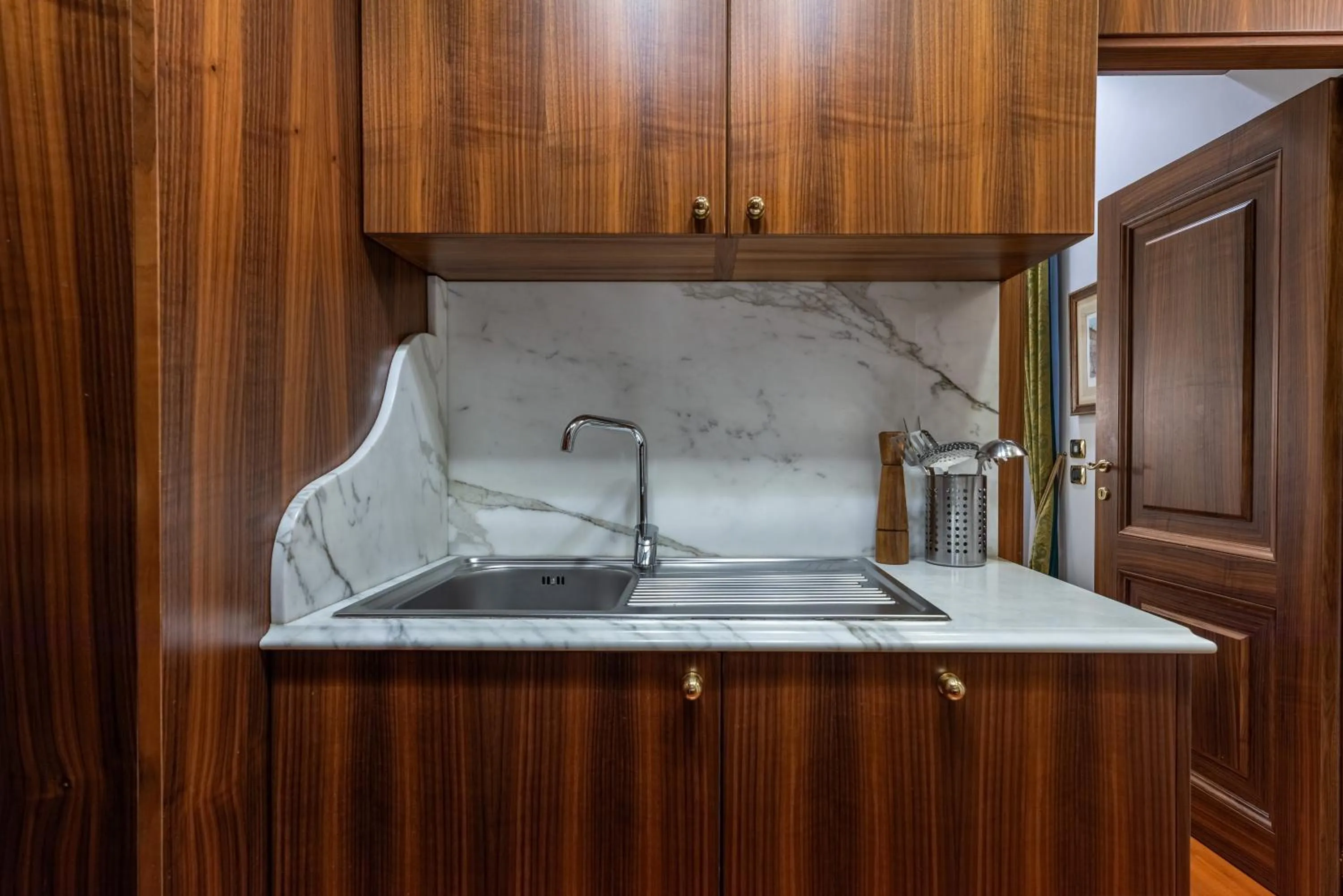 Kitchen or kitchenette in Pantheon Antique Suite