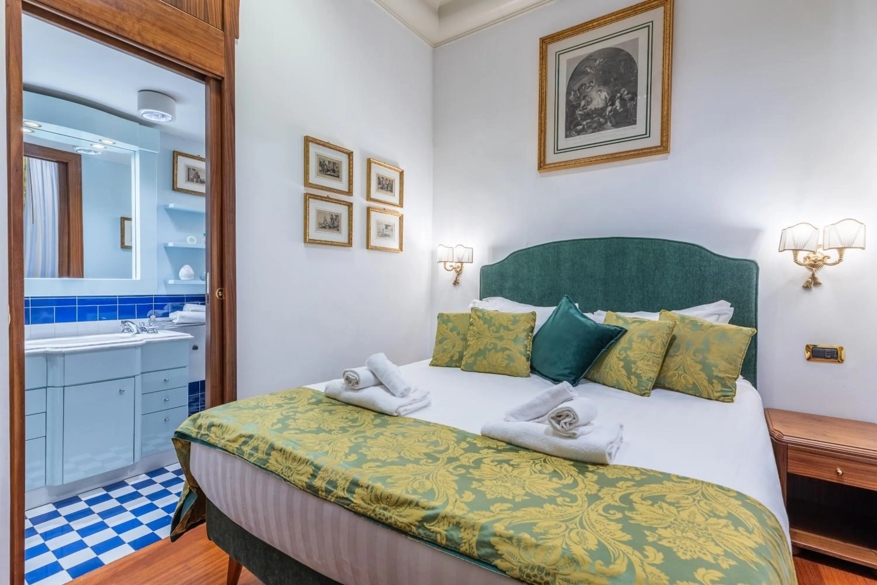 Bedroom, Bed in Pantheon Antique Suite