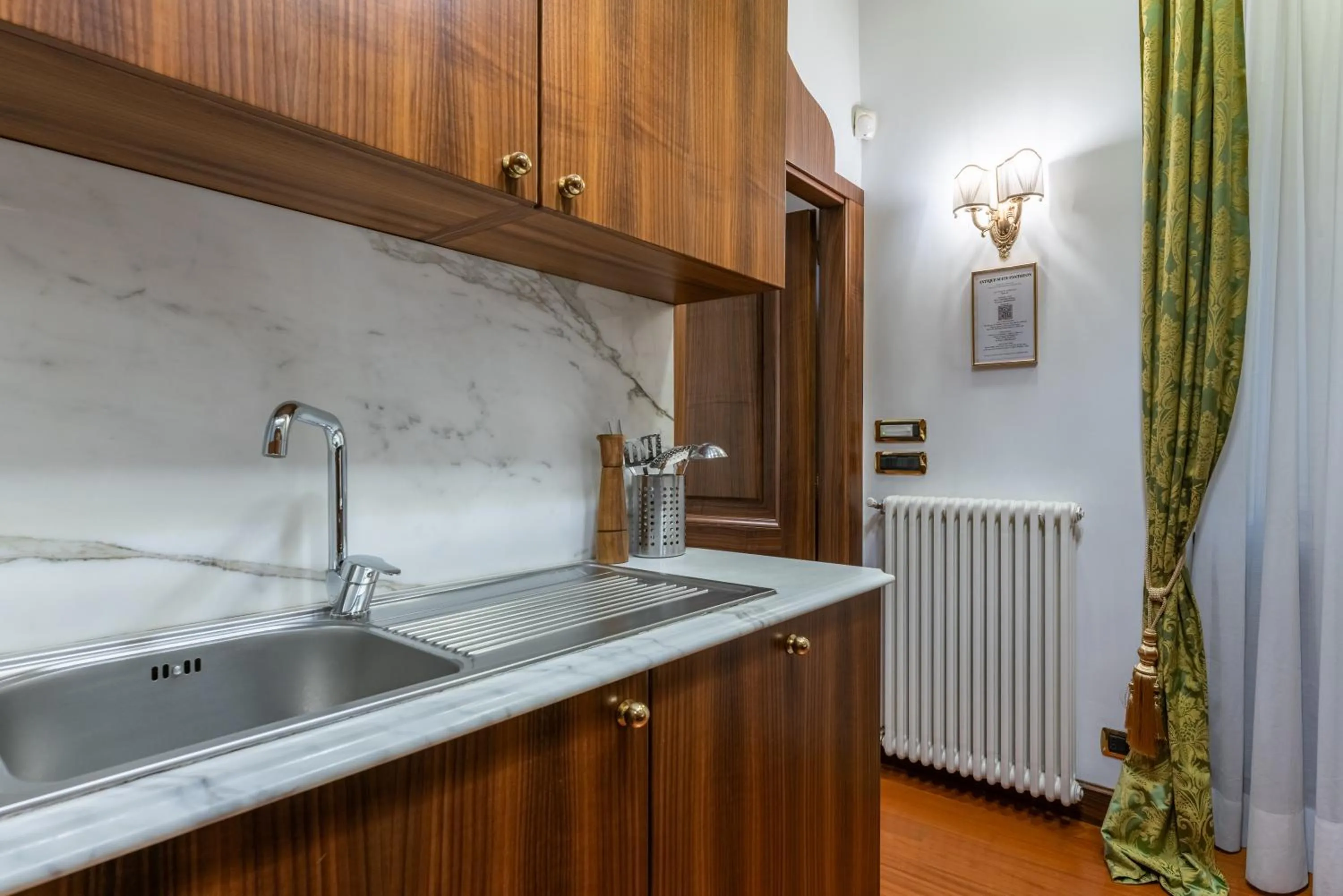Kitchen or kitchenette in Pantheon Antique Suite