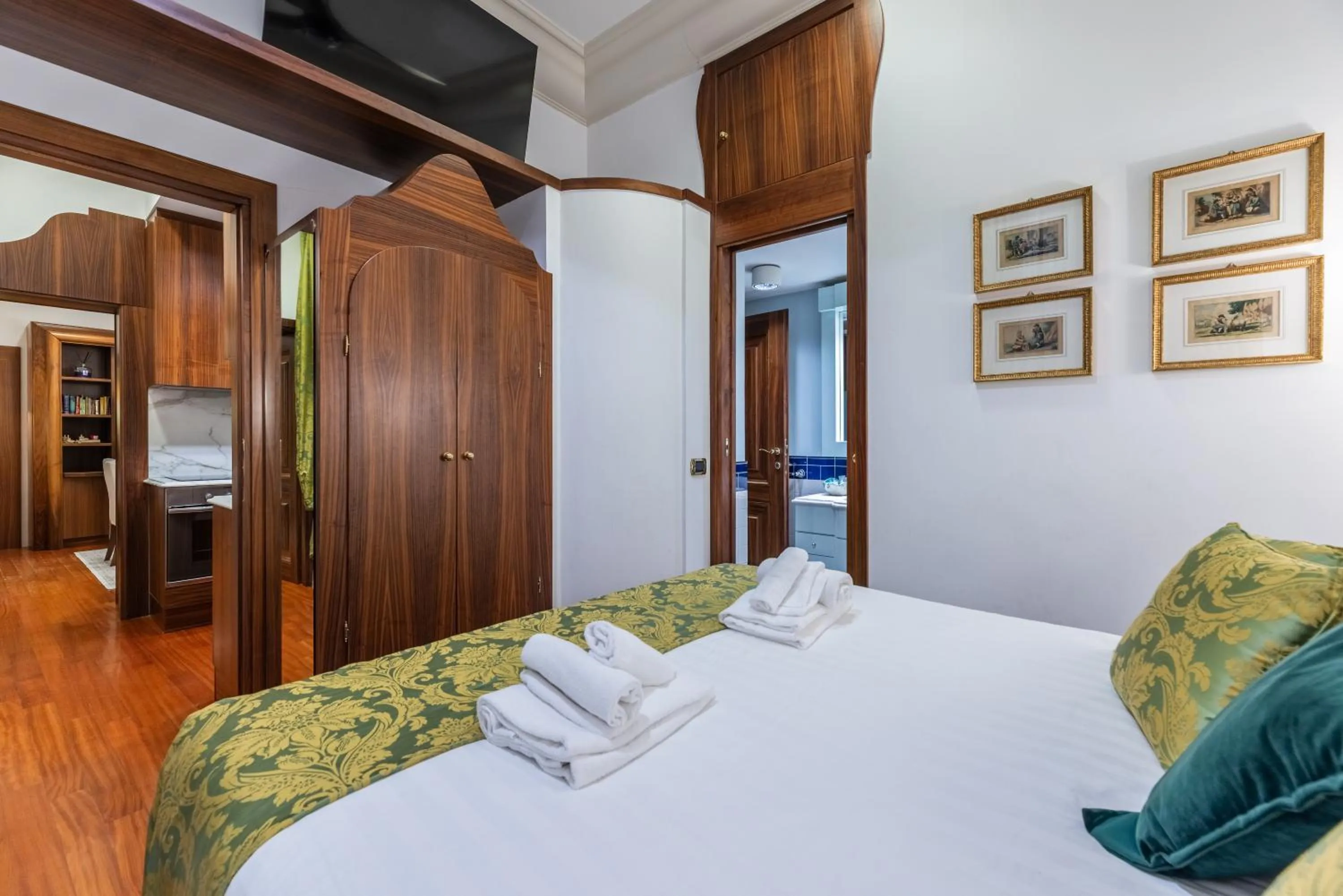 Bedroom, Bed in Pantheon Antique Suite