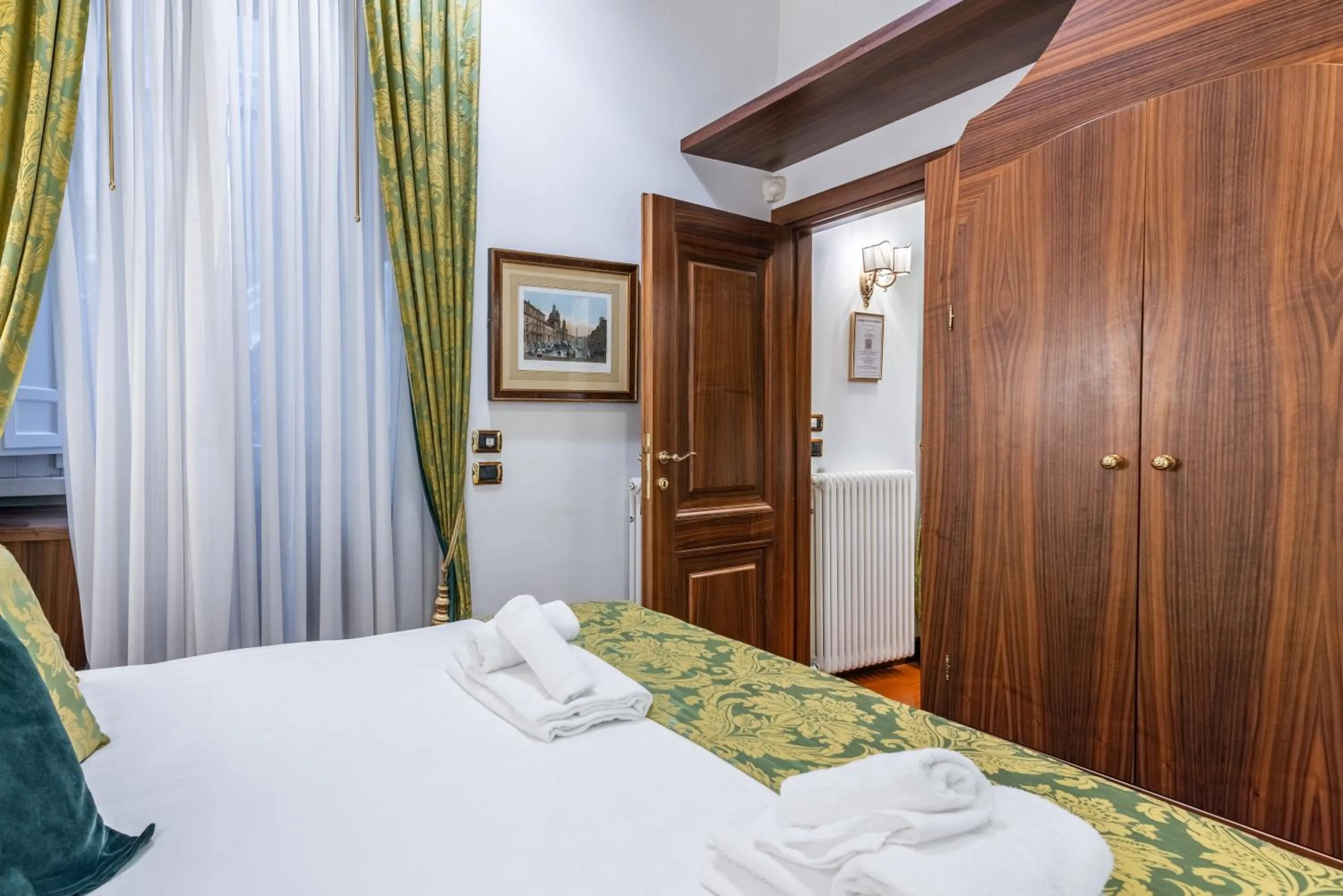 Bedroom, Bed in Pantheon Antique Suite