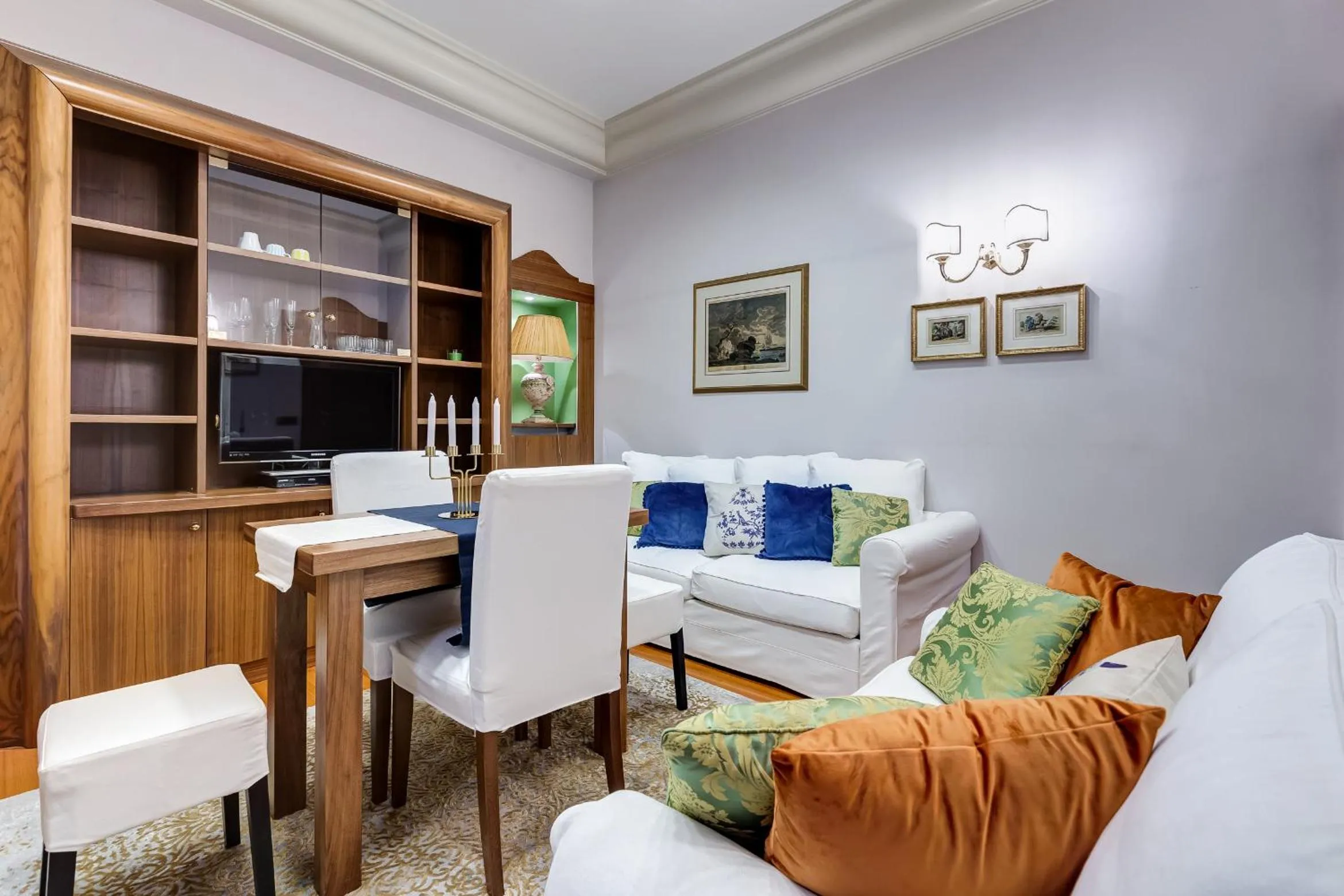 Seating area in Pantheon Antique Suite