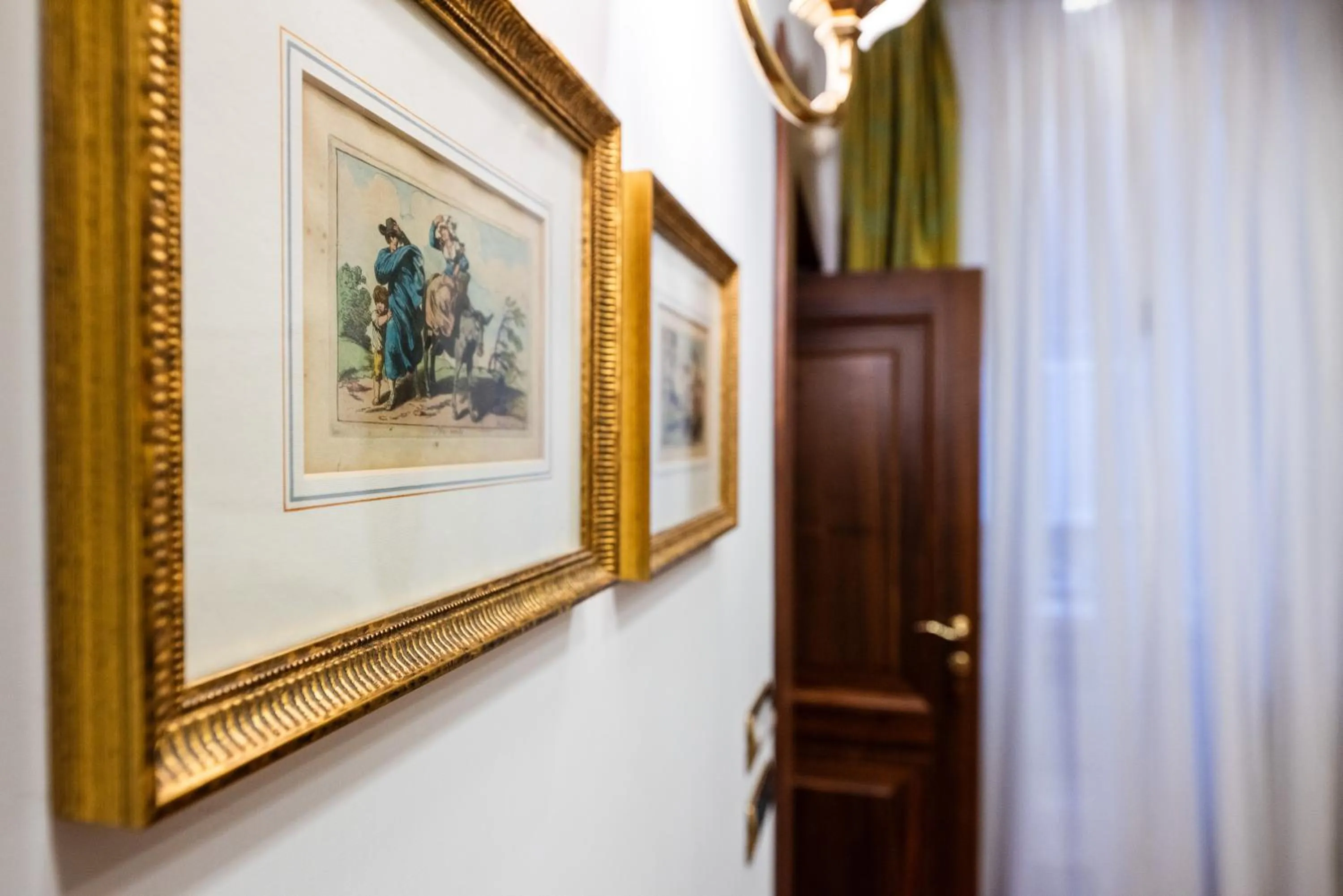 Decorative detail in Pantheon Antique Suite