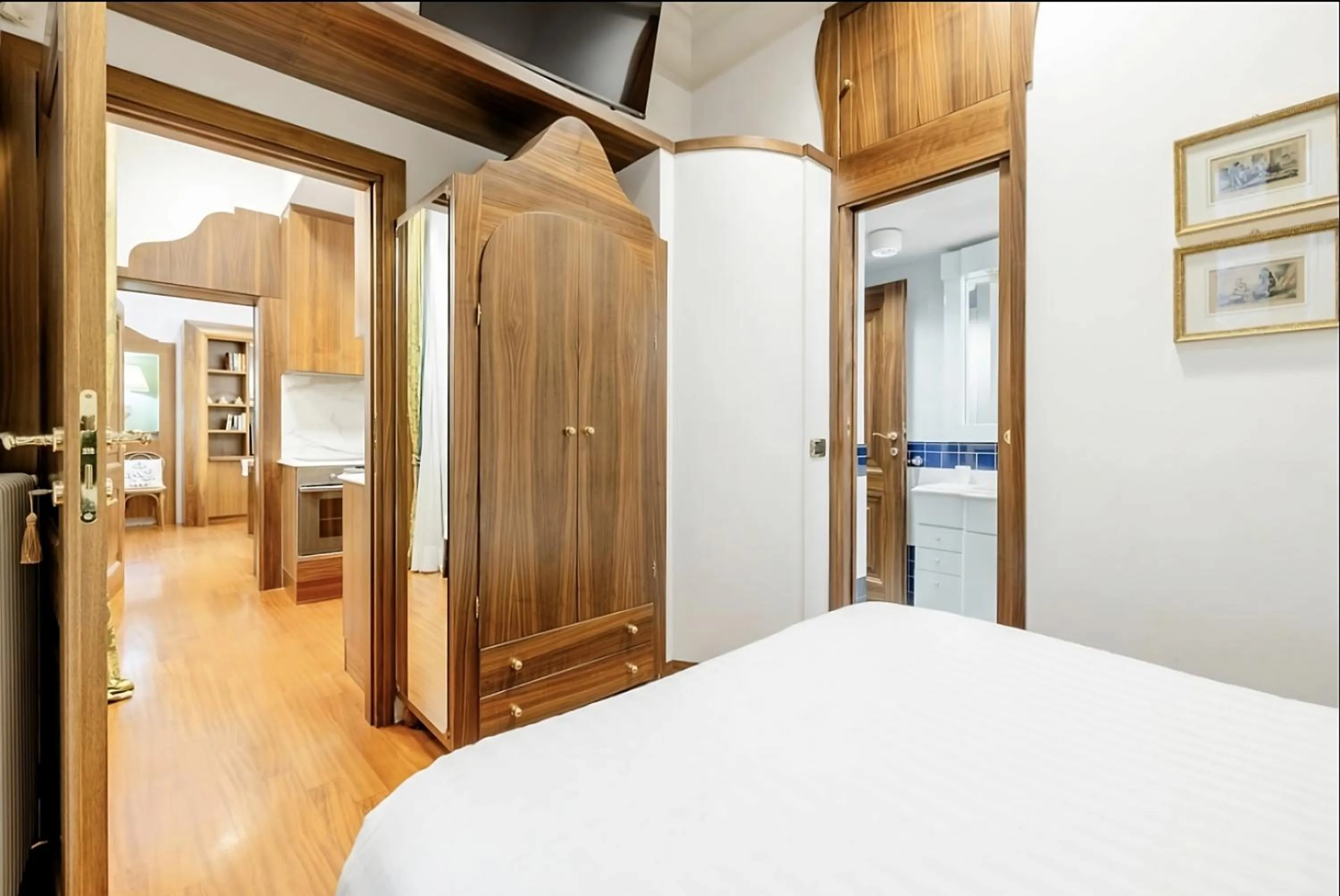 Bed in Pantheon Antique Suite