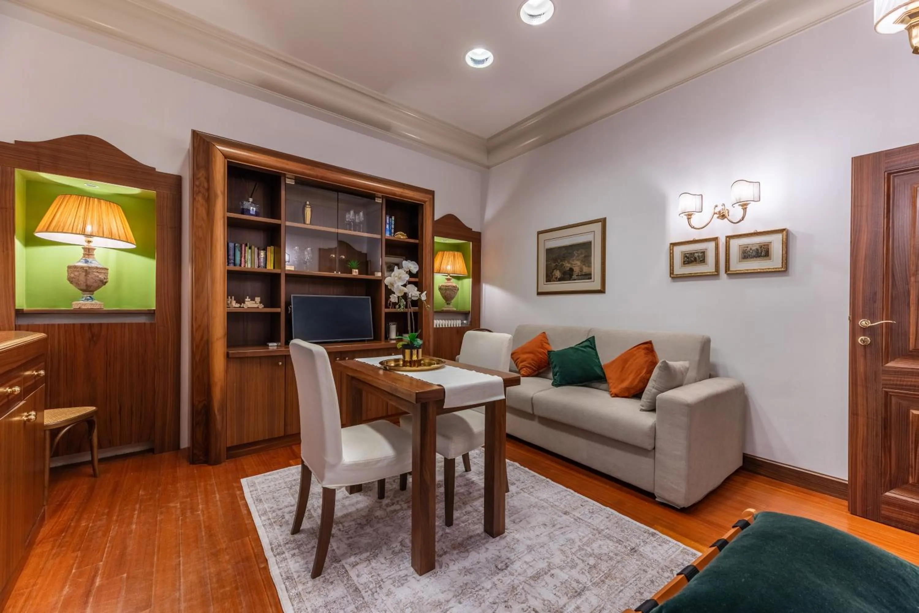 Living room in Pantheon Antique Suite