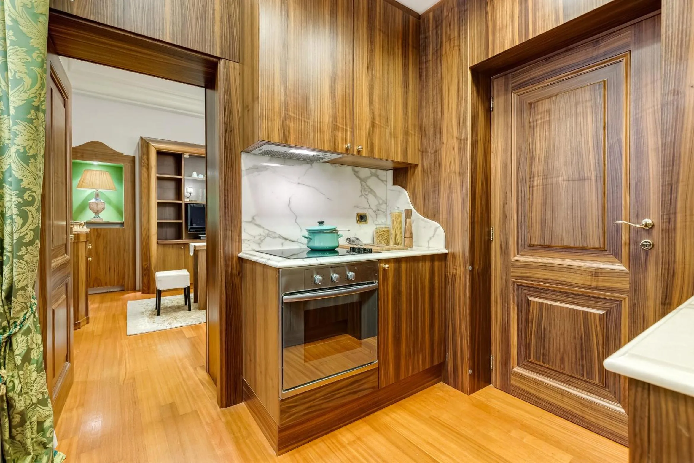 Kitchen or kitchenette in Pantheon Antique Suite