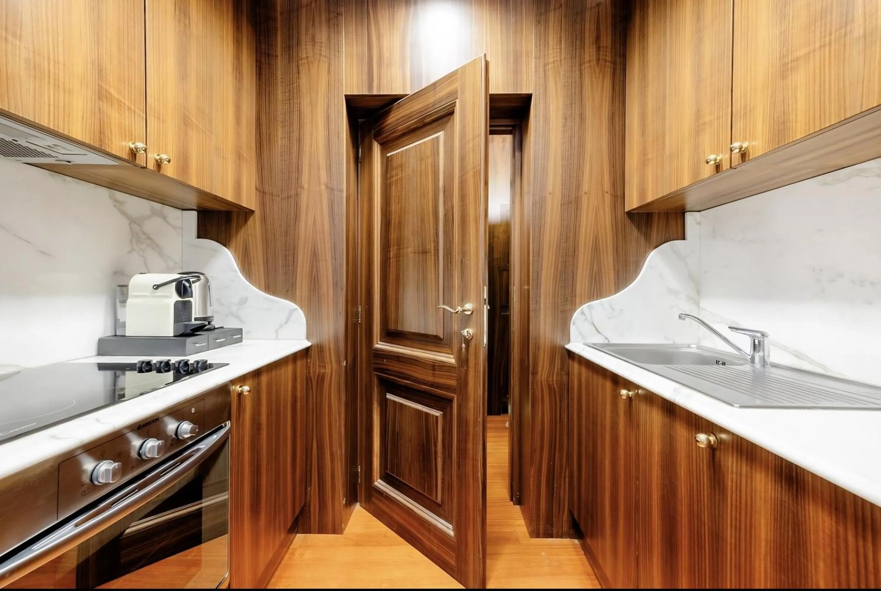 Kitchen or kitchenette in Pantheon Antique Suite