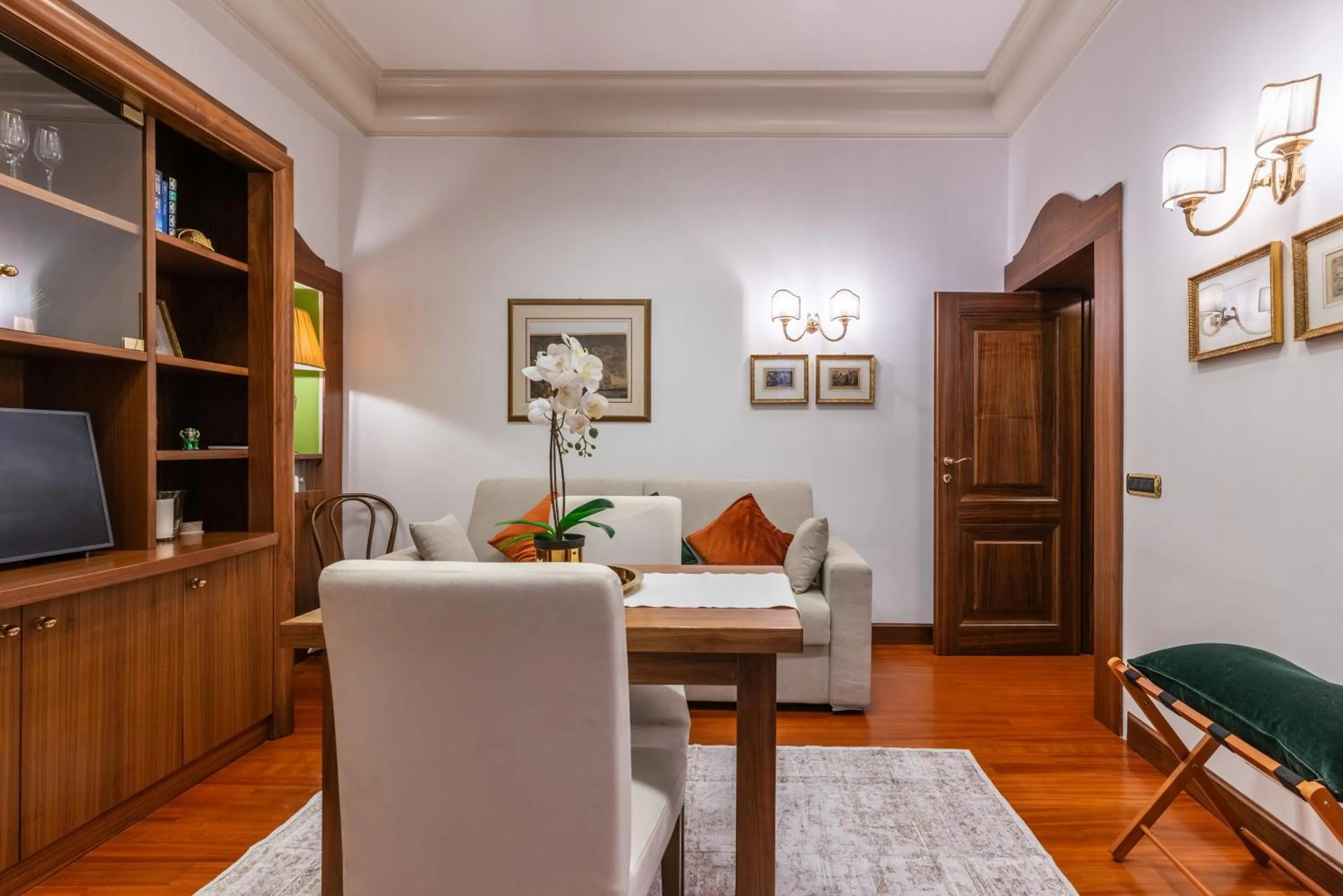 Living room in Pantheon Antique Suite