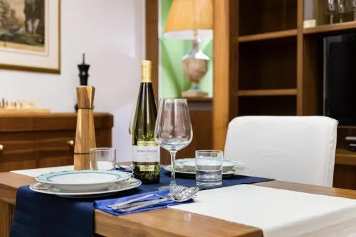 Pantheon Antique Suite