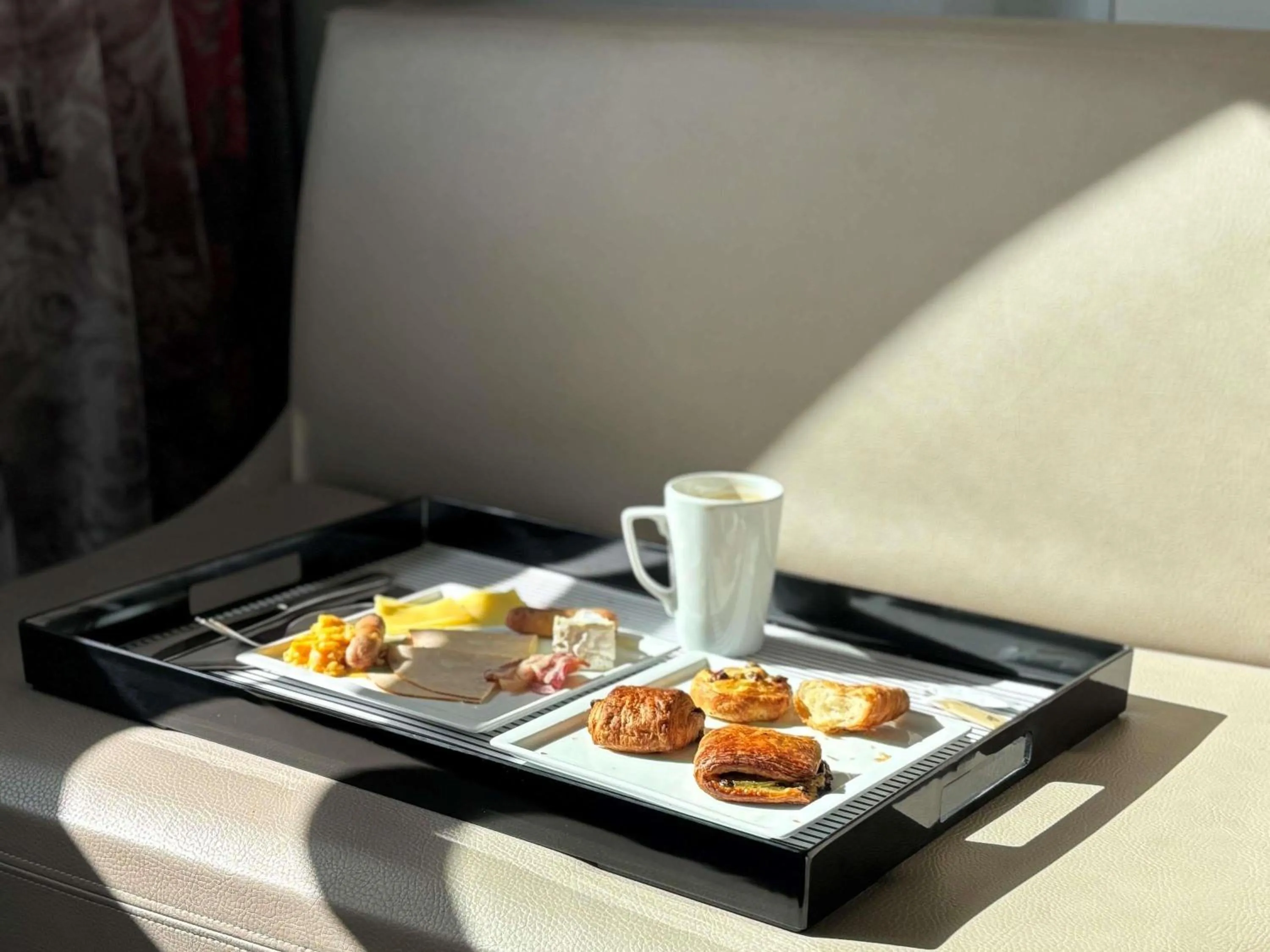 Bedroom in Mercure Paris Montmartre Sacré Coeur