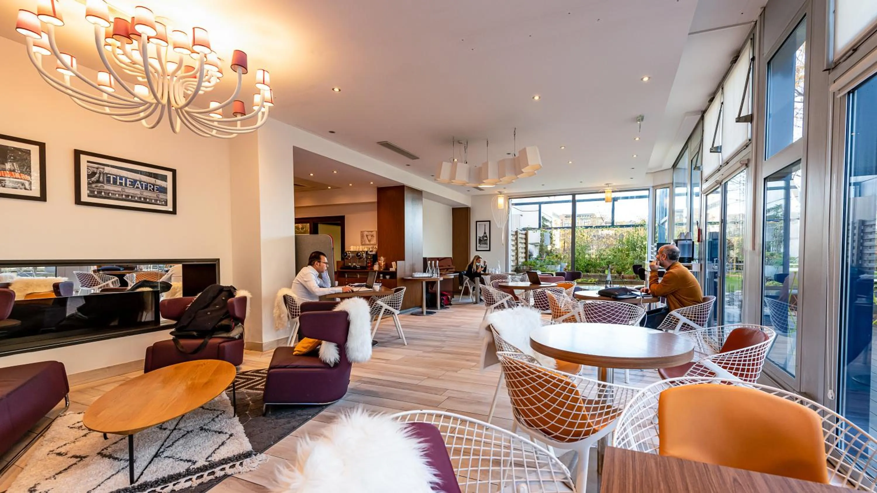 Communal lounge/ TV room in Mercure Paris Montmartre Sacré Coeur