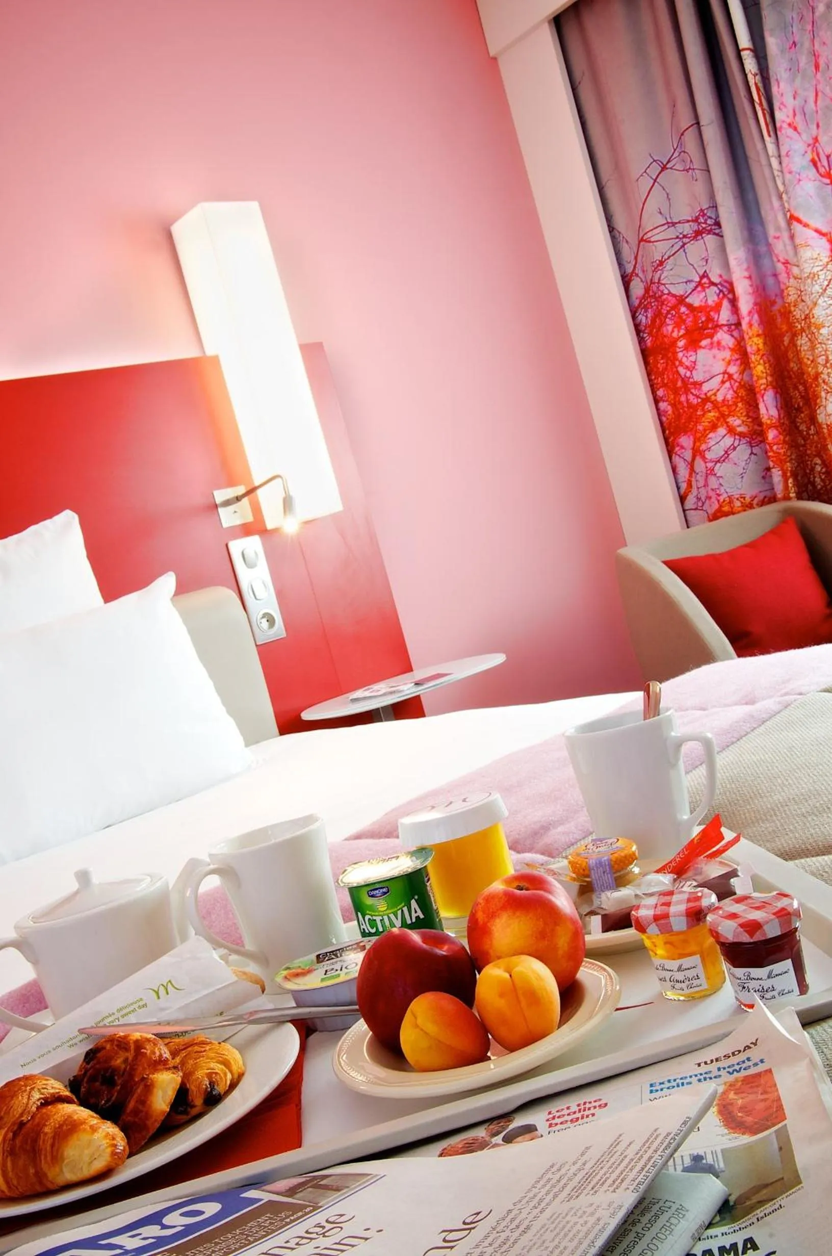 Bed in Mercure Paris Montmartre Sacré Coeur