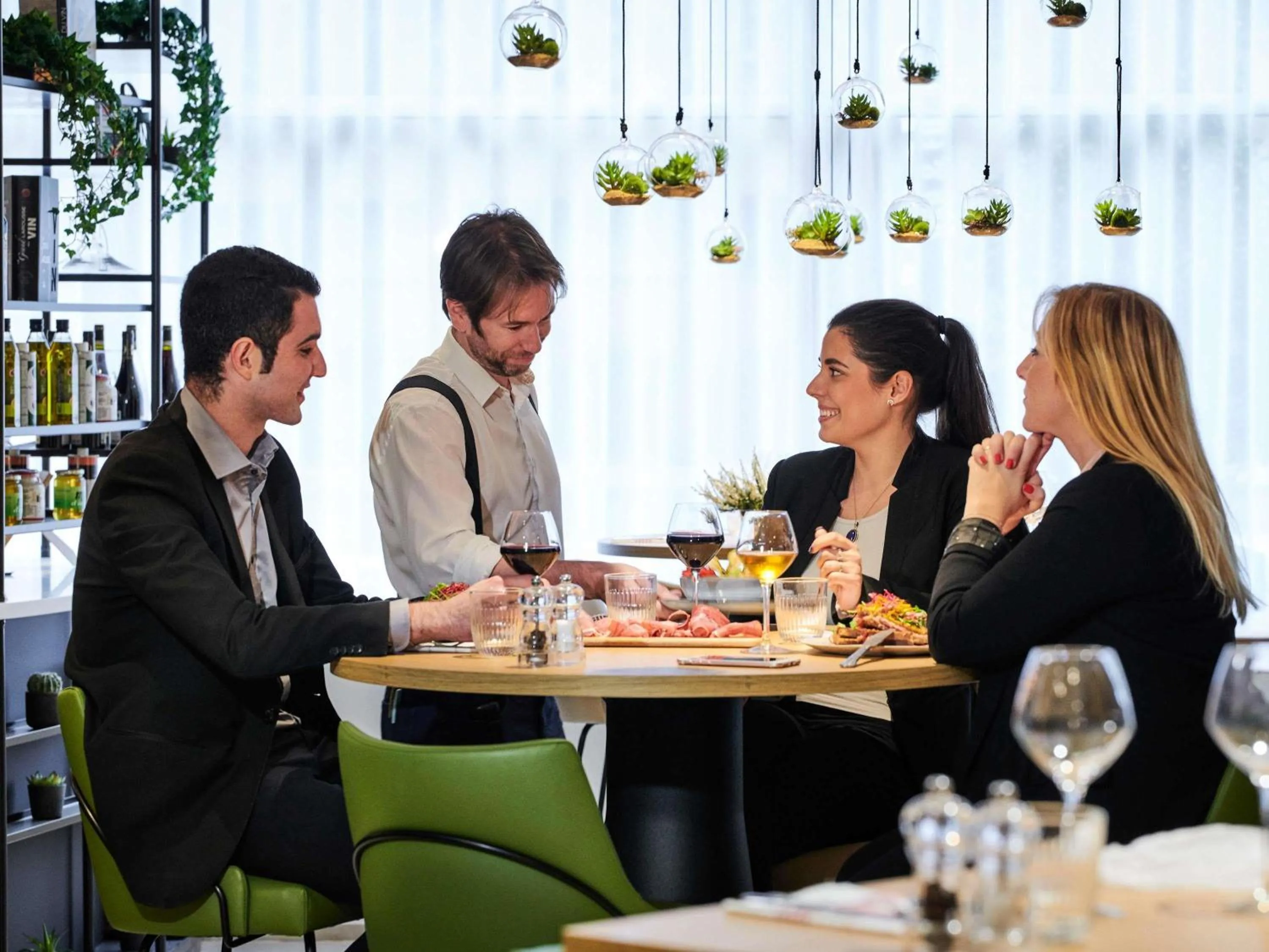 Restaurant/places to eat in Mercure Paris La Défense