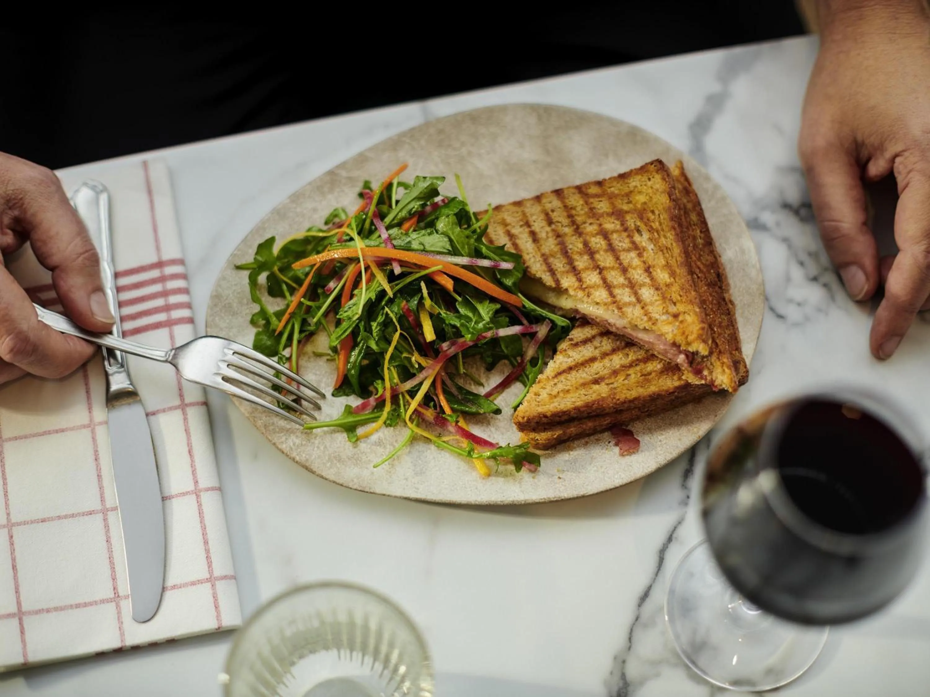 Restaurant/places to eat in Mercure Paris La Défense