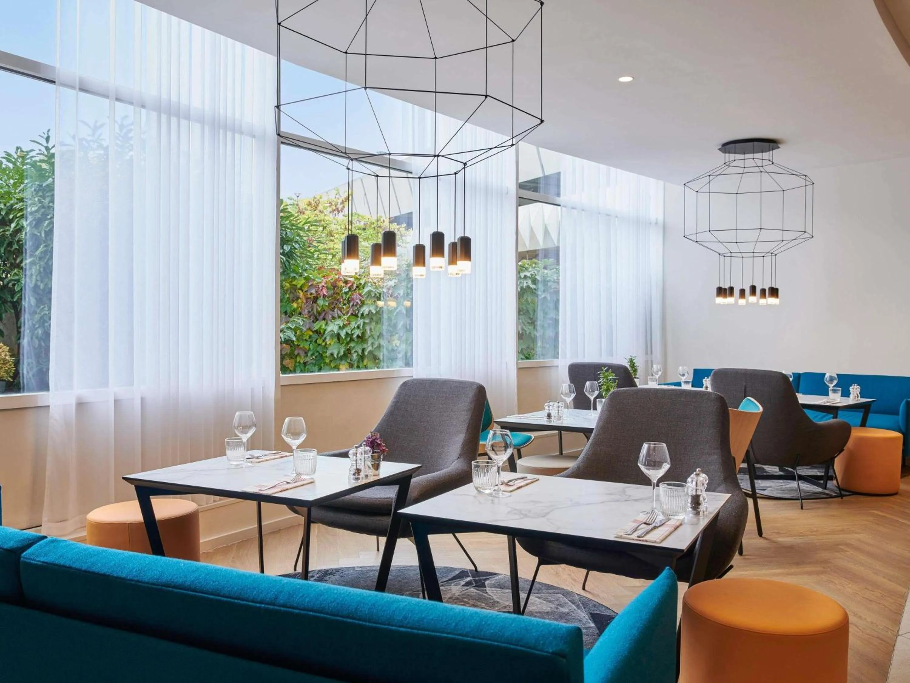 Restaurant/places to eat in Mercure Paris La Défense