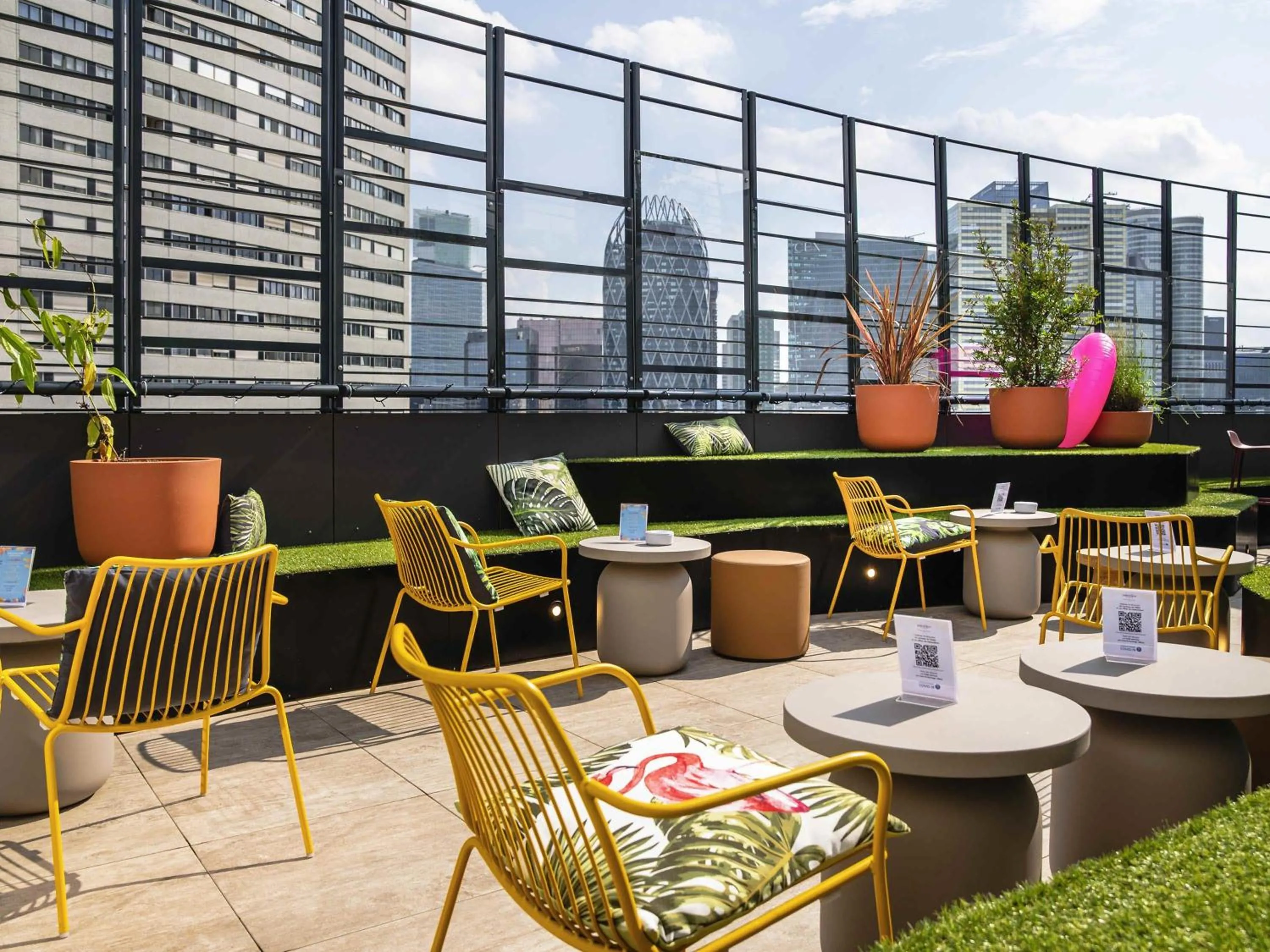 Restaurant/places to eat in Mercure Paris La Défense