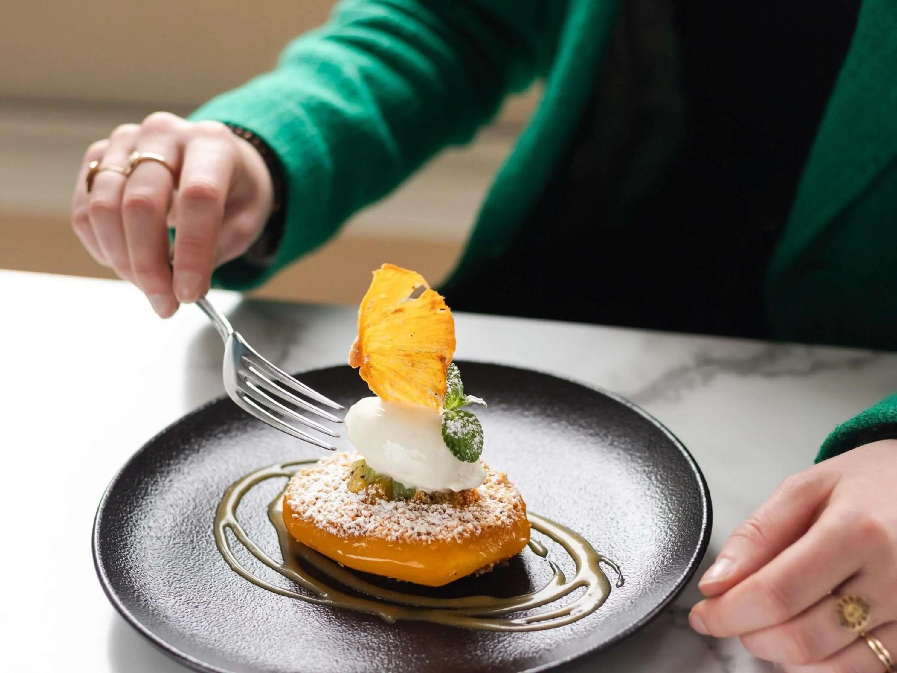 Restaurant/places to eat in Mercure Paris La Défense