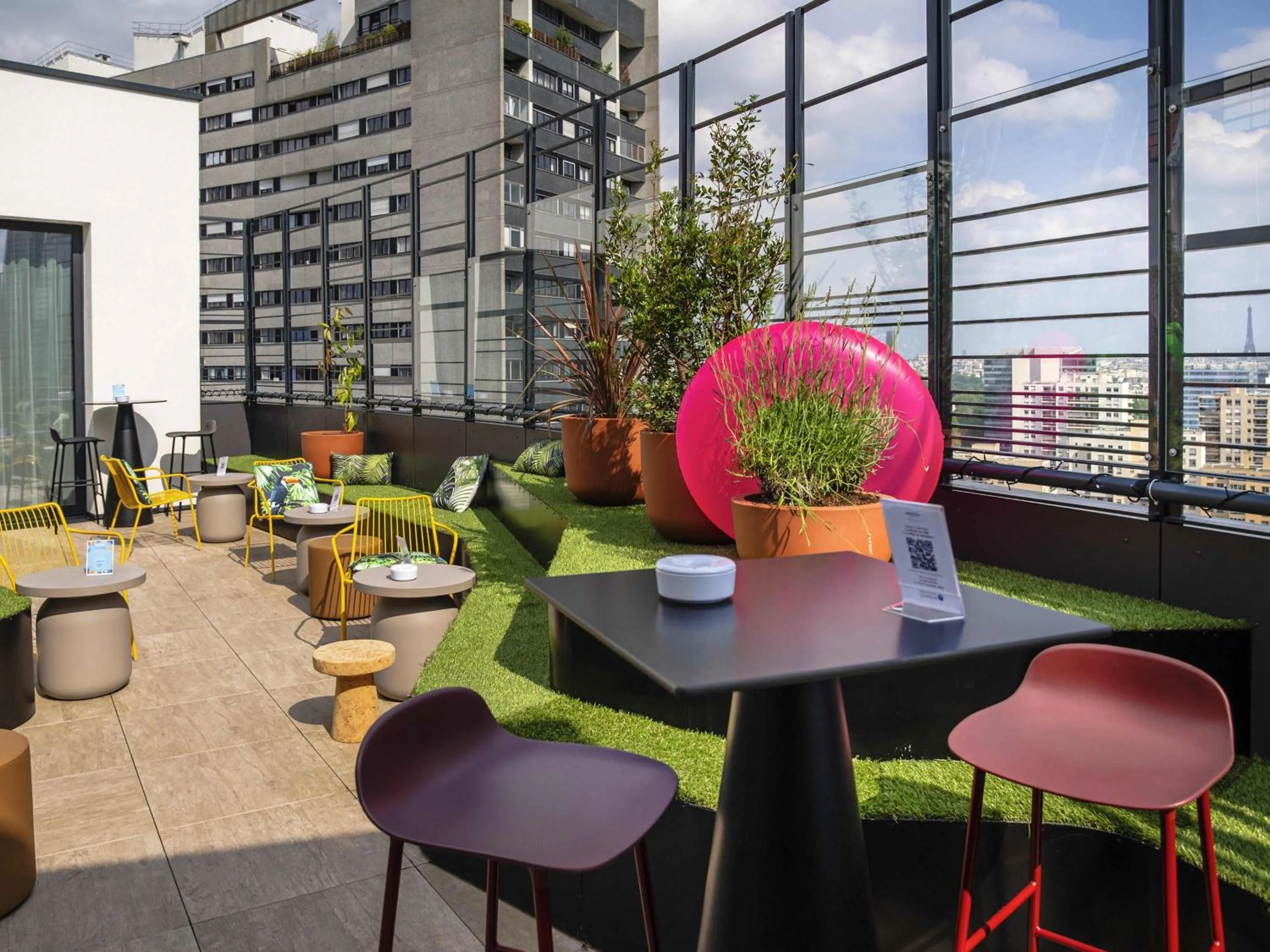 Restaurant/places to eat in Mercure Paris La Défense