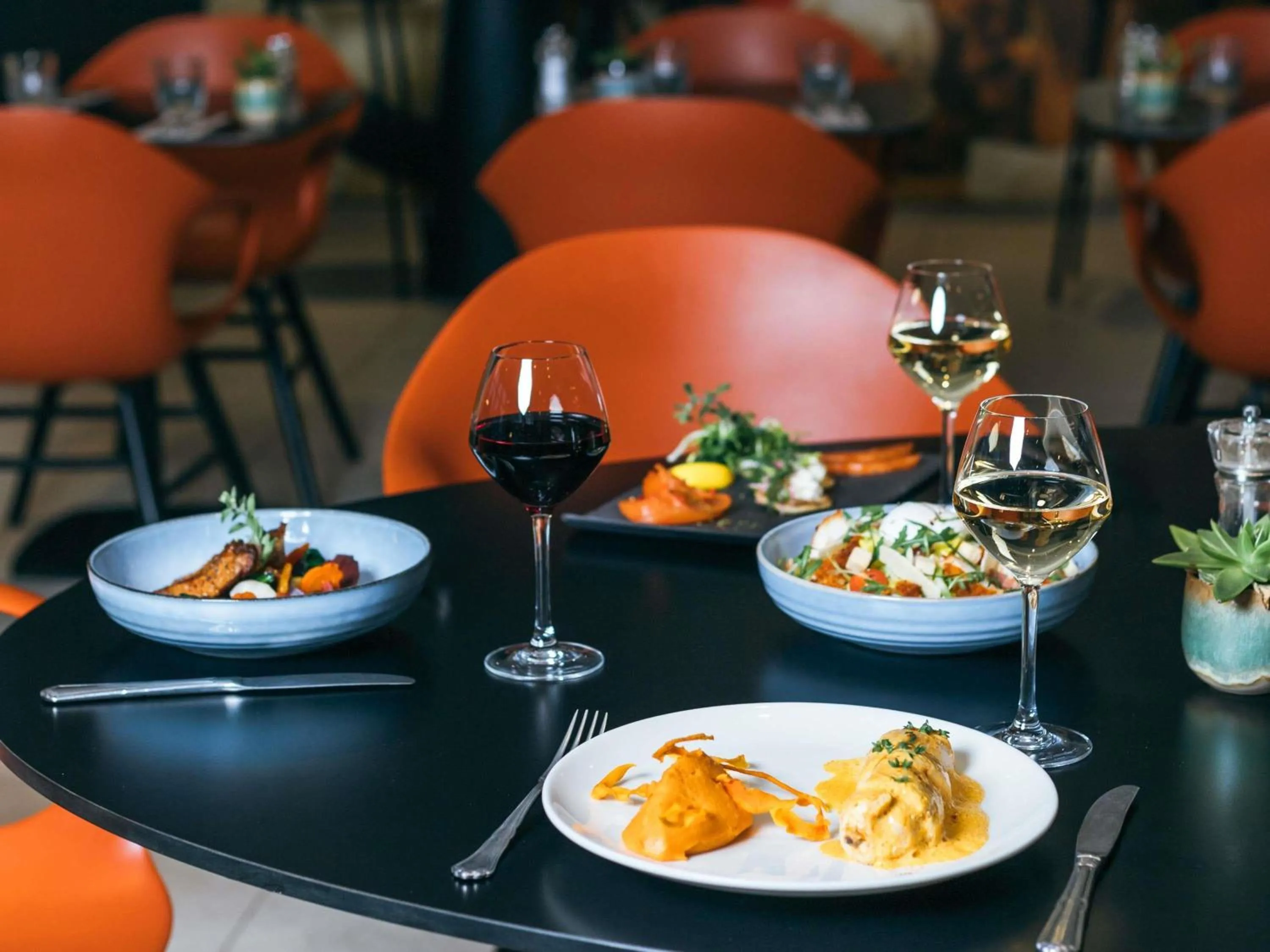 Restaurant/places to eat in Mercure Paris La Défense