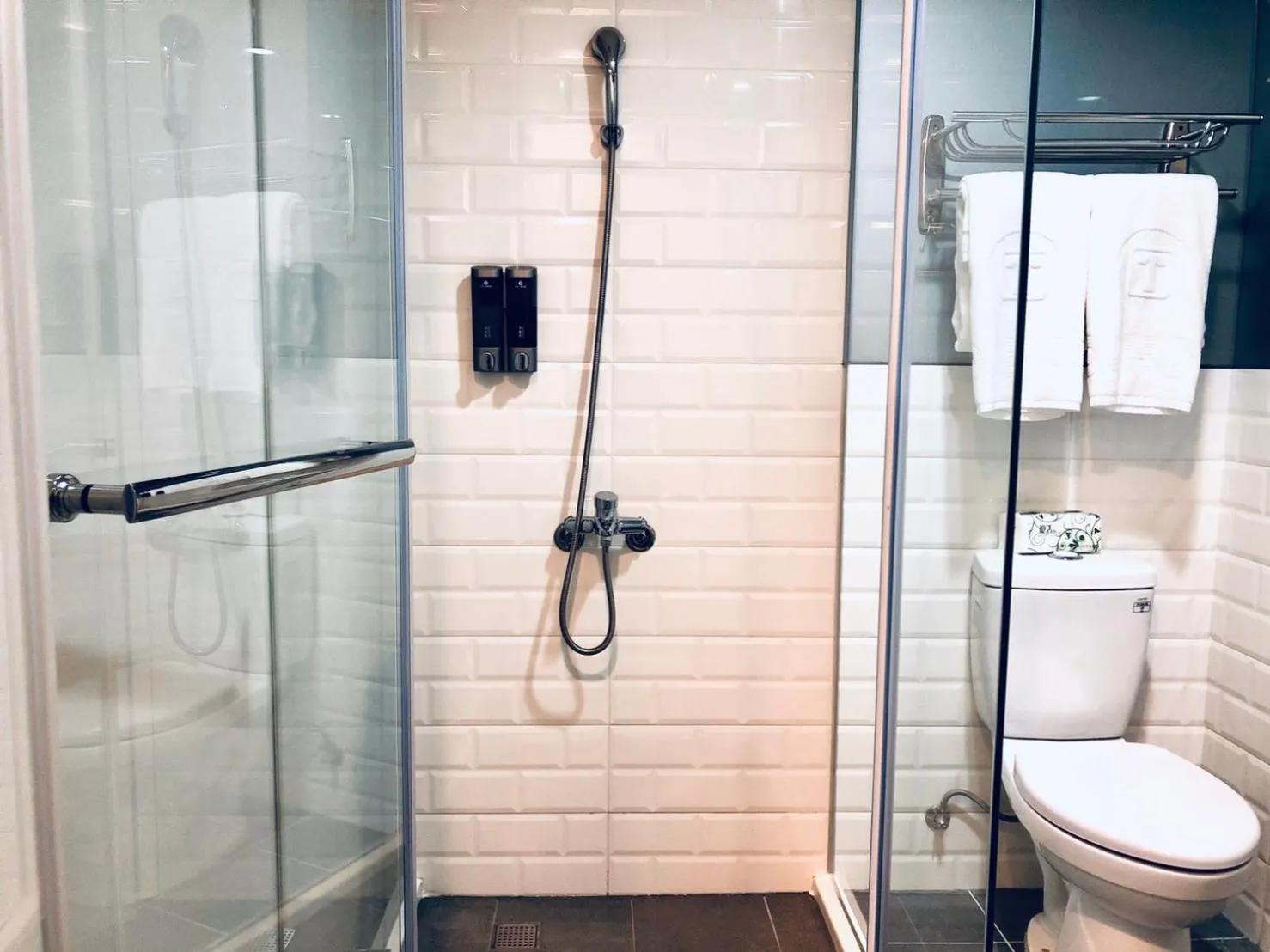 Shower in T.O. Hotel - Taipei station